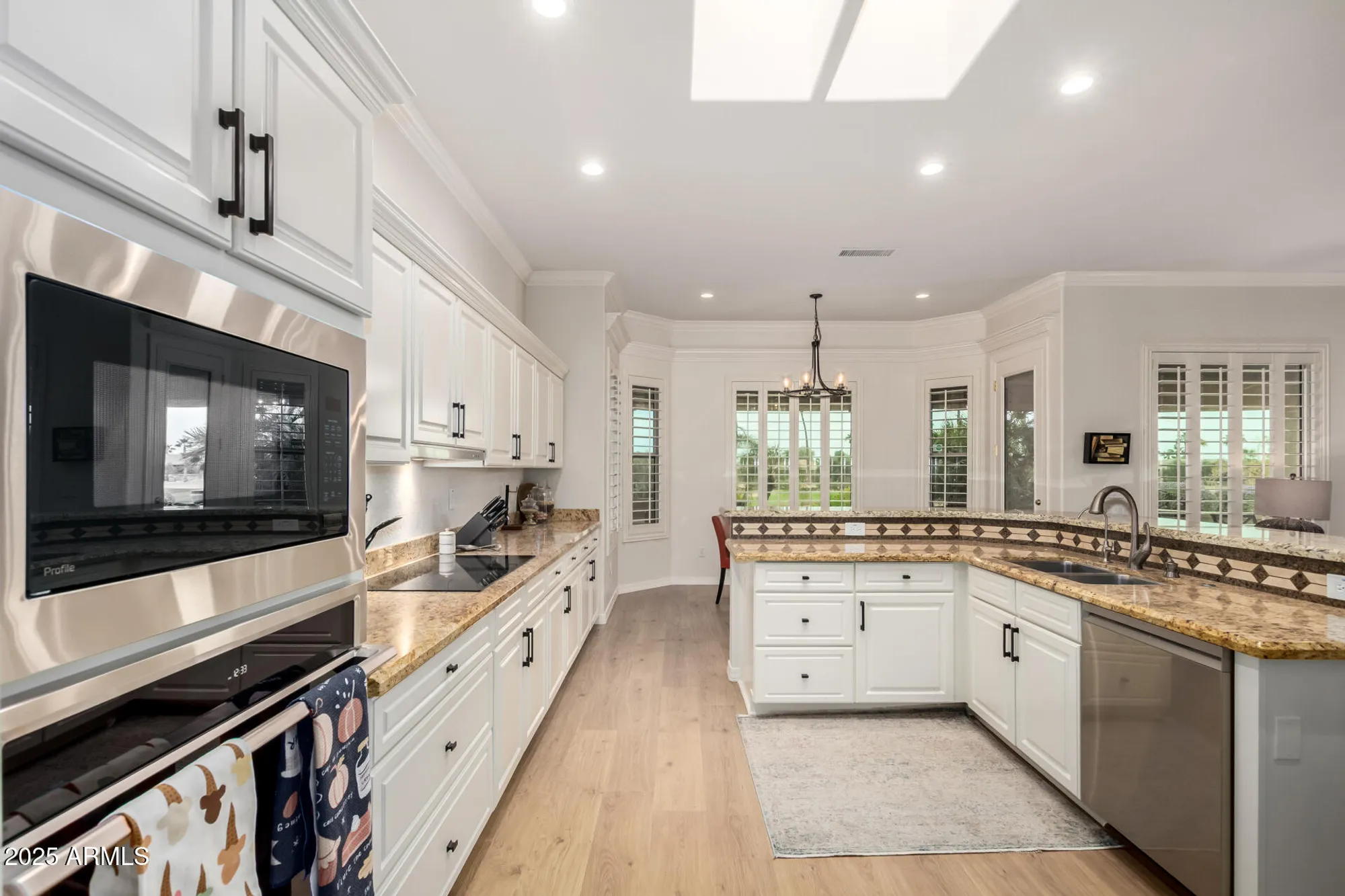 Property Slideshow image 14 of 48 | 17121 w whitmore hall ln, Surprise, AZ, 85387