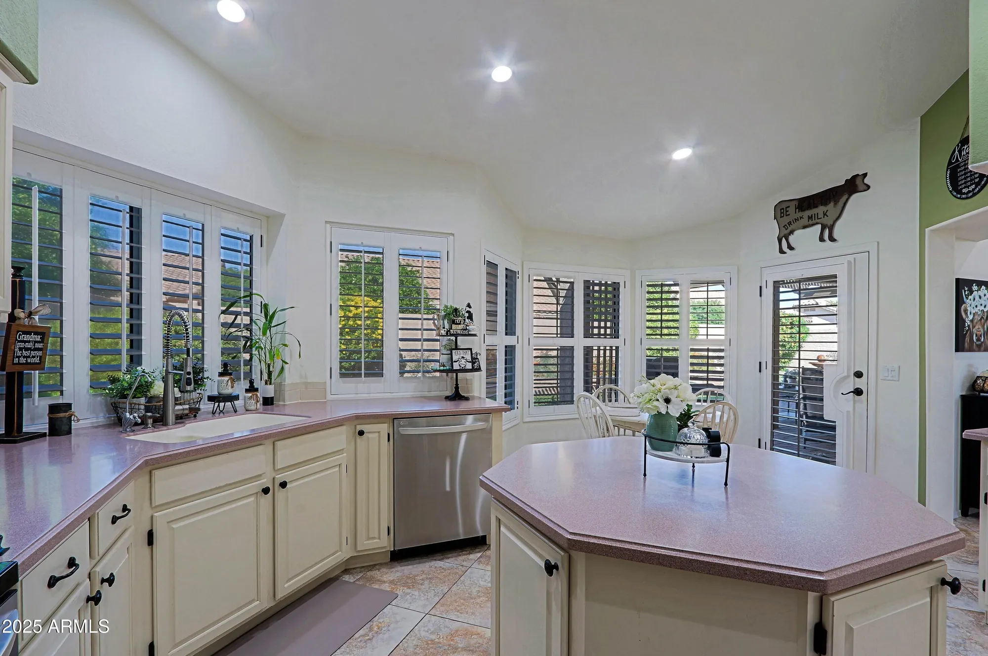 Property Slideshow image 15 of 94 | 8944 w topeka dr, Peoria, AZ, 85382