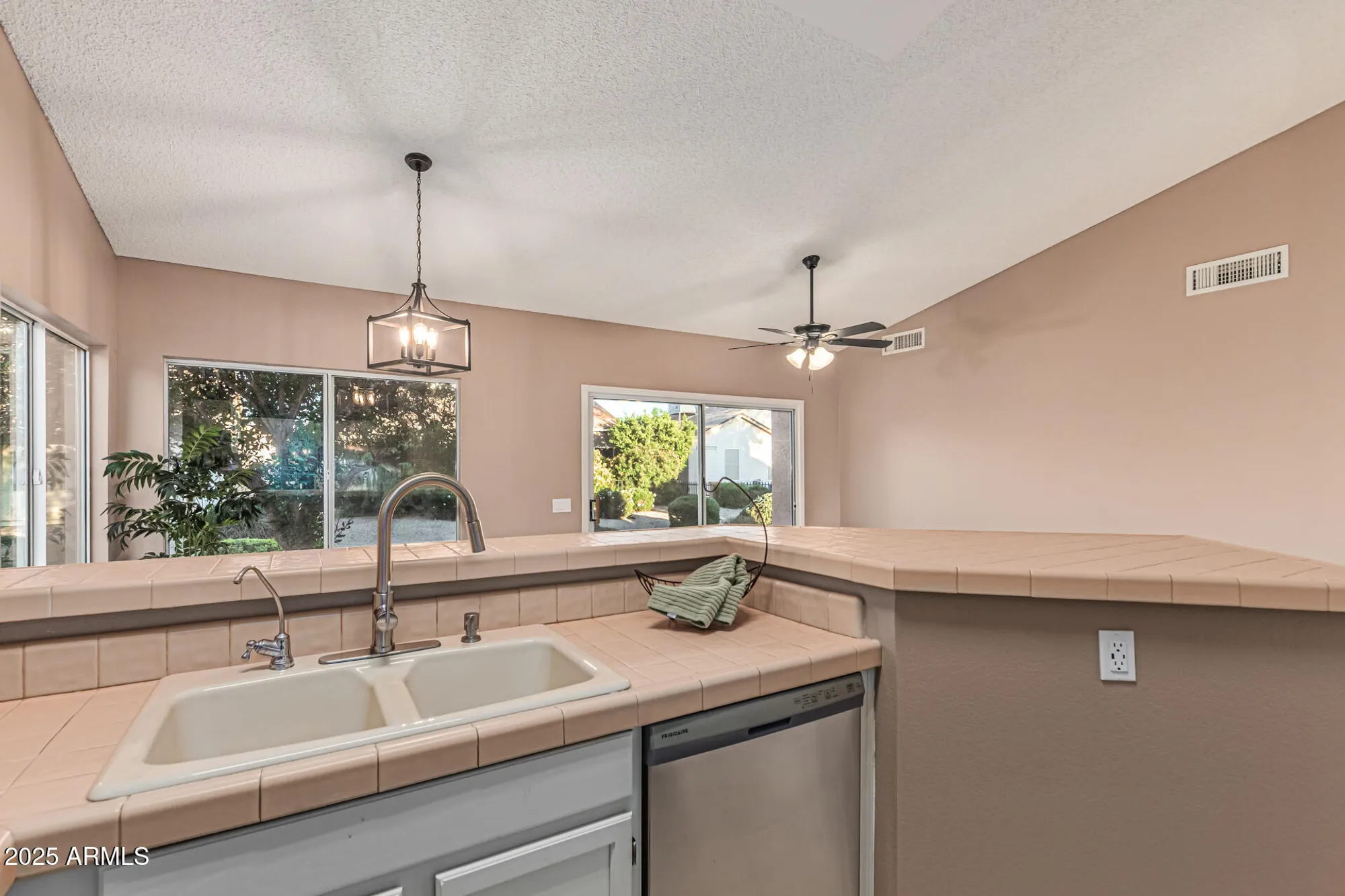 Property Slideshow image 13 of 29 | 6711 s coral gable dr, Chandler, AZ, 85249