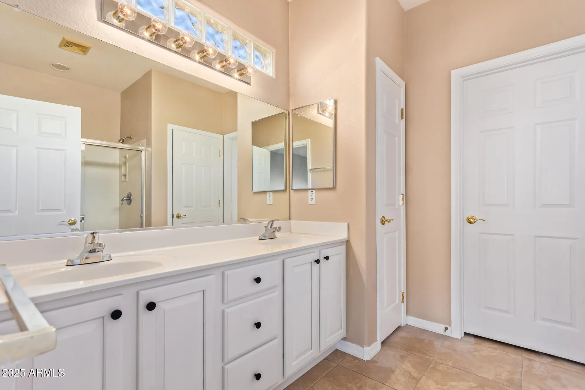 Property Slideshow image 10 of 36 | 3544 e county down dr, Chandler, AZ, 85249