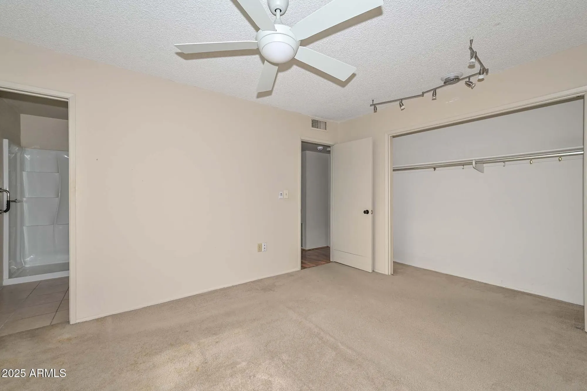 Property Slideshow image 22 of 34 | 10643 w roundelay cir, Sun City, AZ, 85351