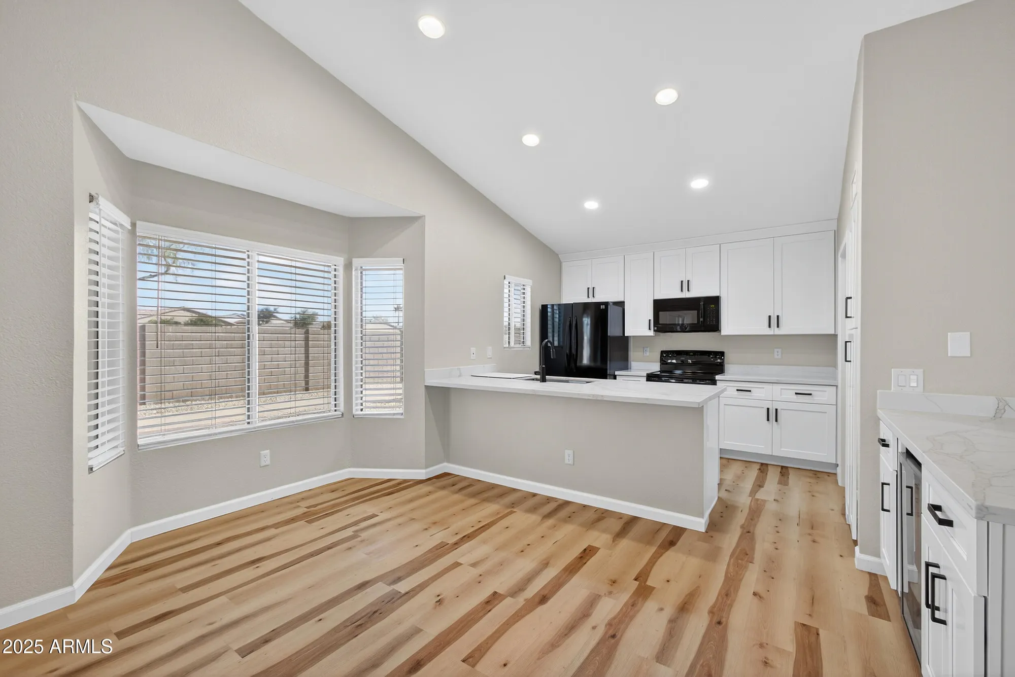 Property Slideshow image 9 of 38 | 6831 s oakmont dr, Chandler, AZ, 85249