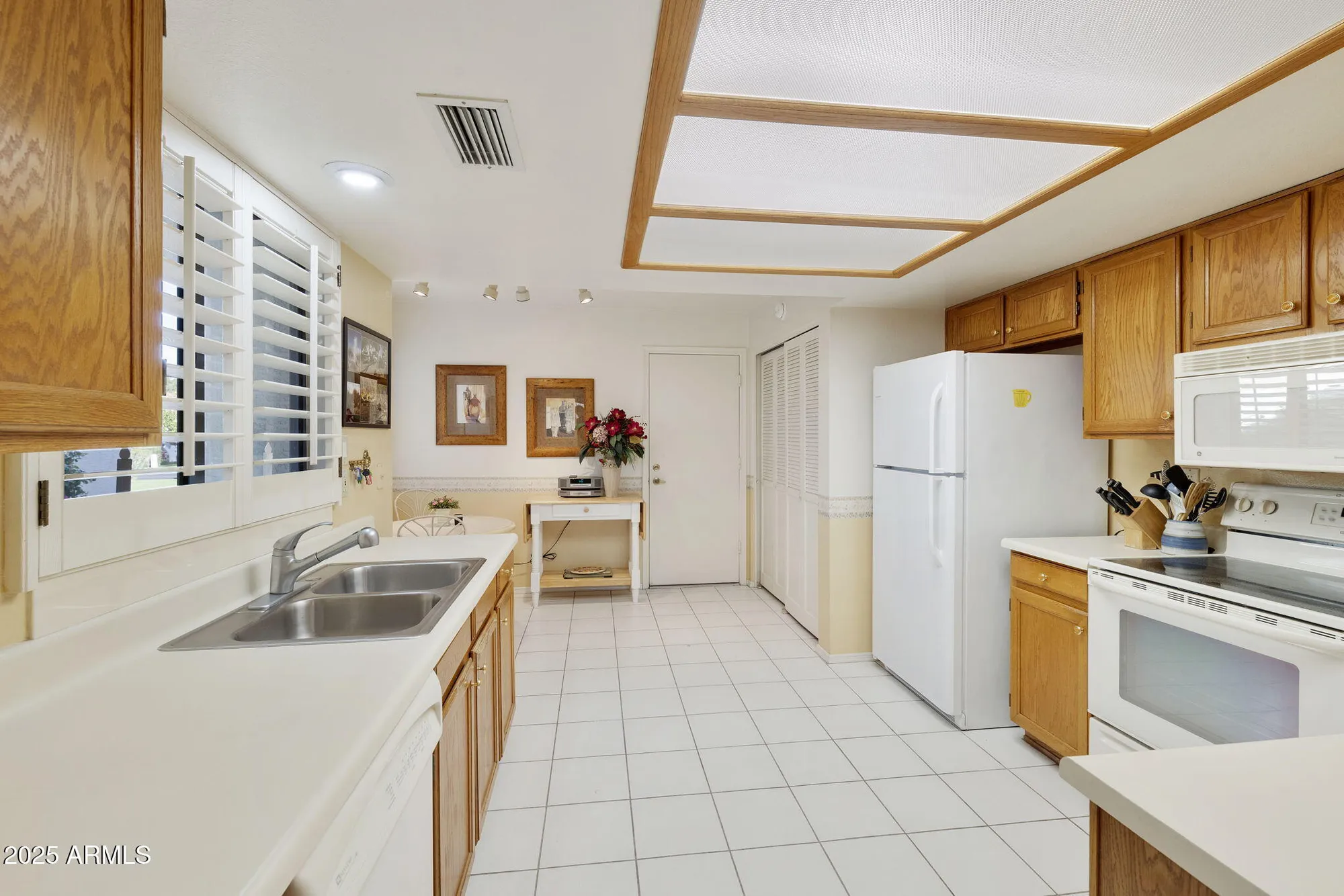 Property Slideshow image 7 of 40 | 557 s palo verde way, Mesa, AZ, 85208