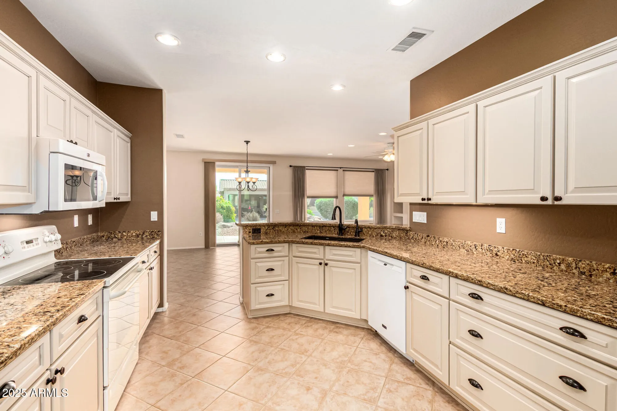 Property Slideshow image 6 of 31 | 20693 n glen canyon dr, Surprise, AZ, 85387