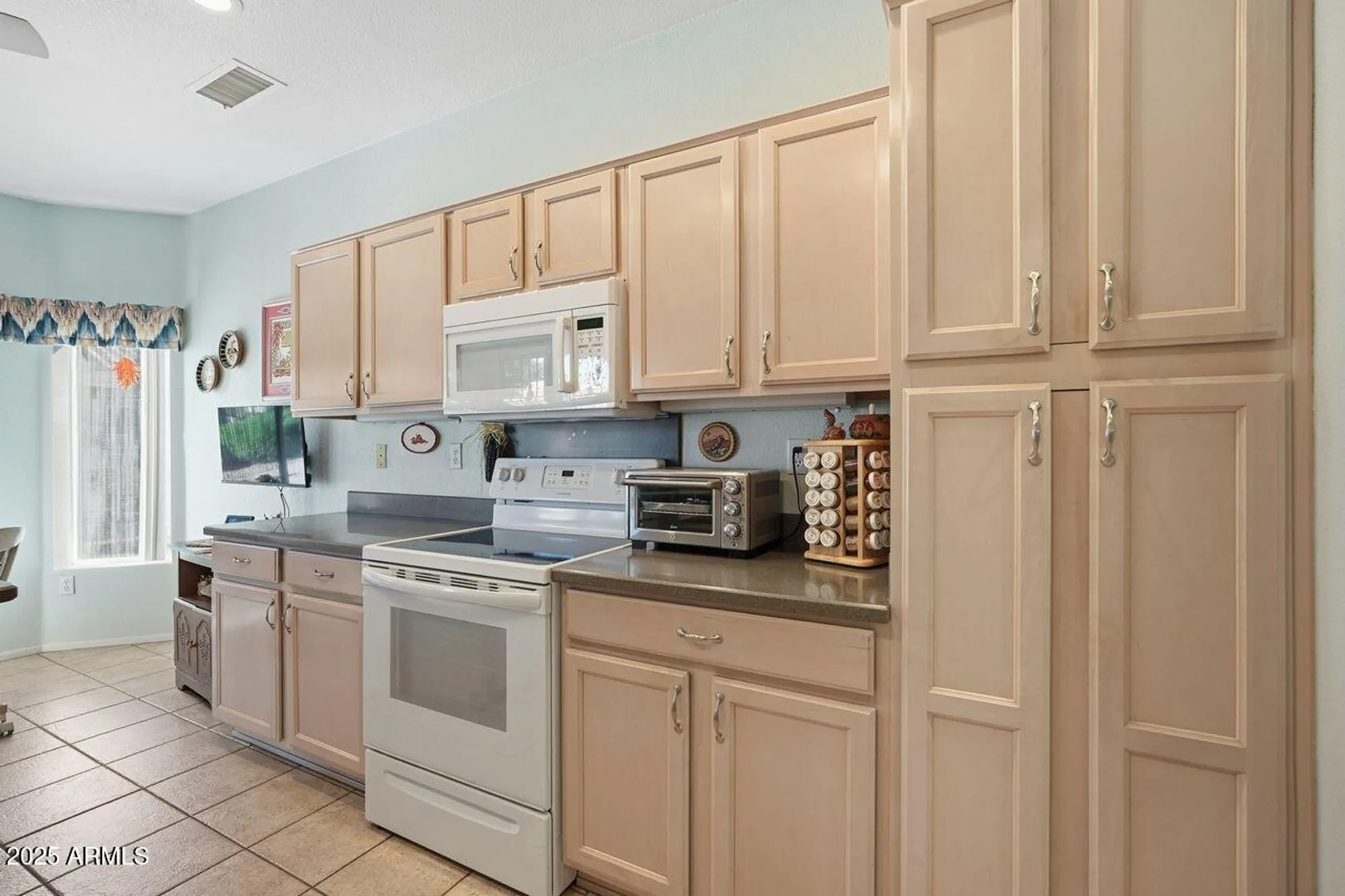 Property Slideshow image 11 of 38 | 22909 n cherokee ln, Sun City West, AZ, 85375