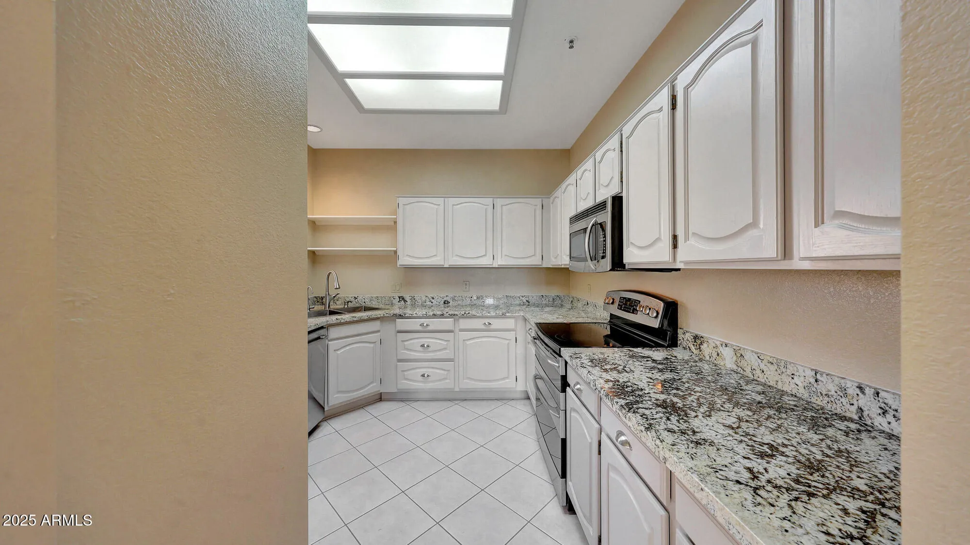 Property Slideshow image 18 of 43 | 19400 n westbrook pkwy unit 333, Peoria, AZ, 85382