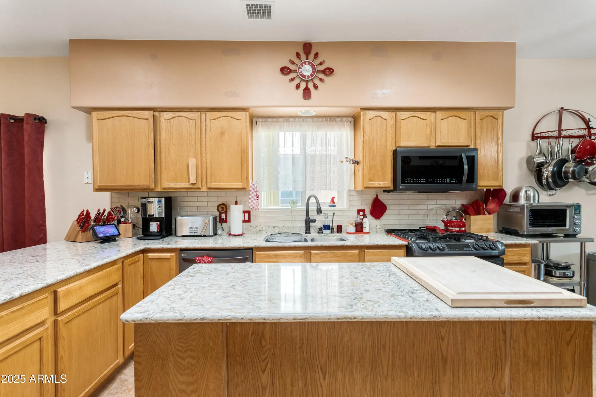 Property Slideshow image 11 of 28 | 447 s meadowood ln, Sierra Vista, AZ, 85635