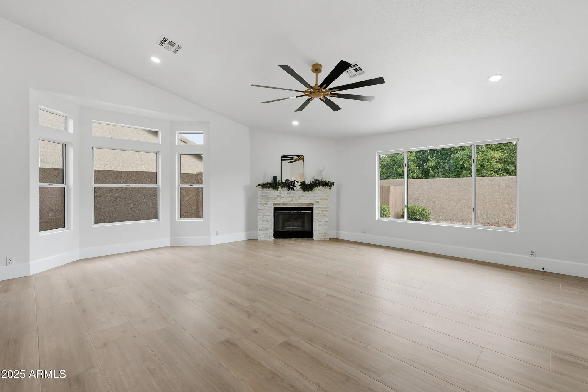 Property Slideshow image 15 of 24 | 18637 n 85th ln, Peoria, AZ, 85382