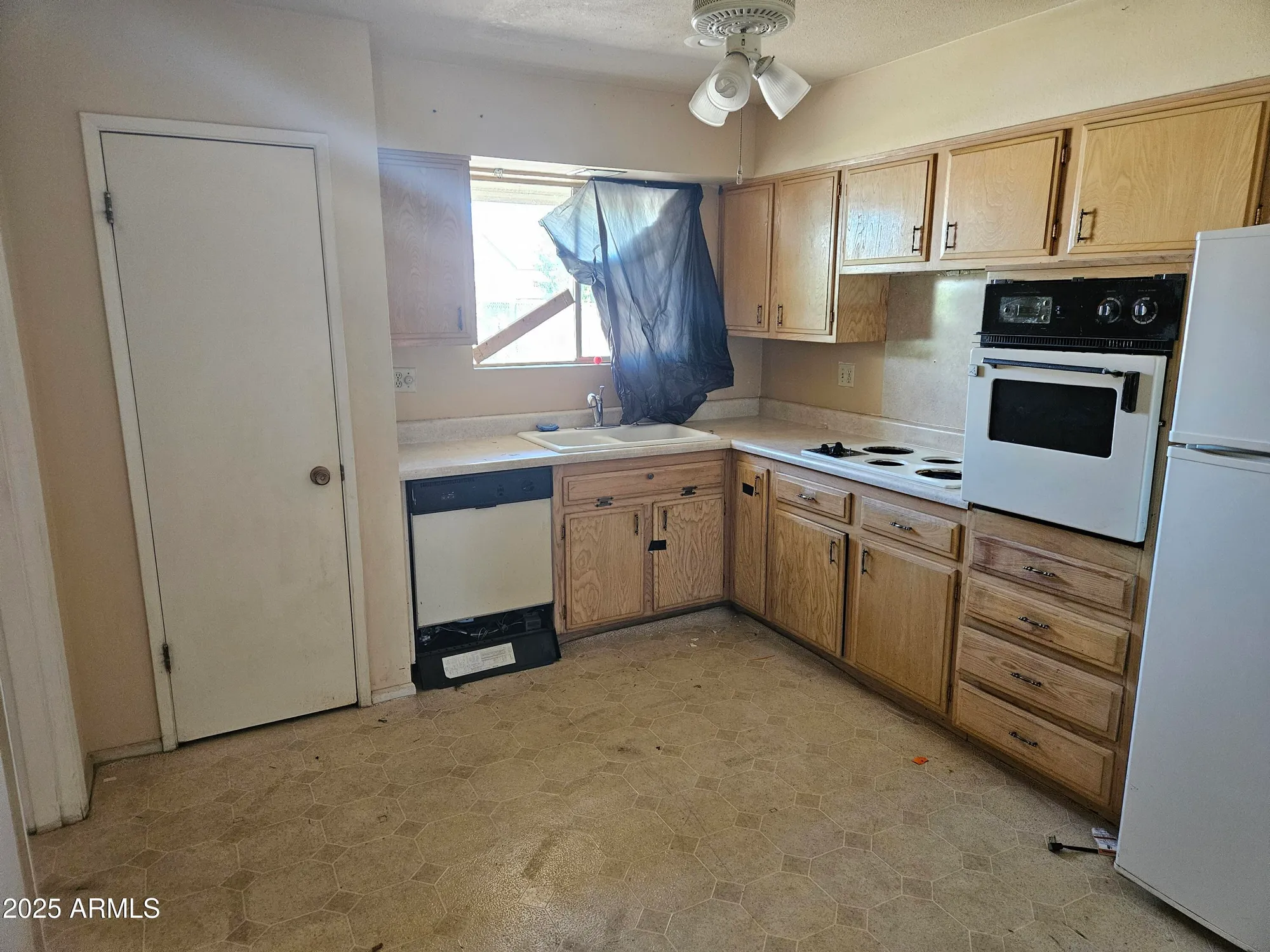 Property Slideshow image 17 of 41 | 10426 w cinnebar ave, Sun City, AZ, 85351