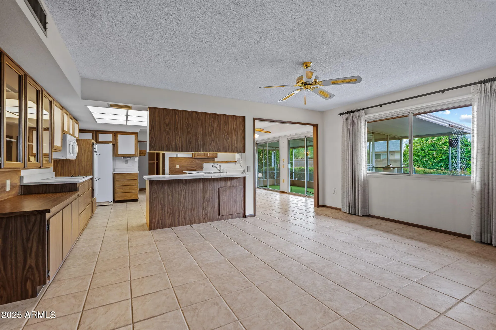 Property Slideshow image 7 of 45 | 10322 w signal butte cir, Sun City, AZ, 85373