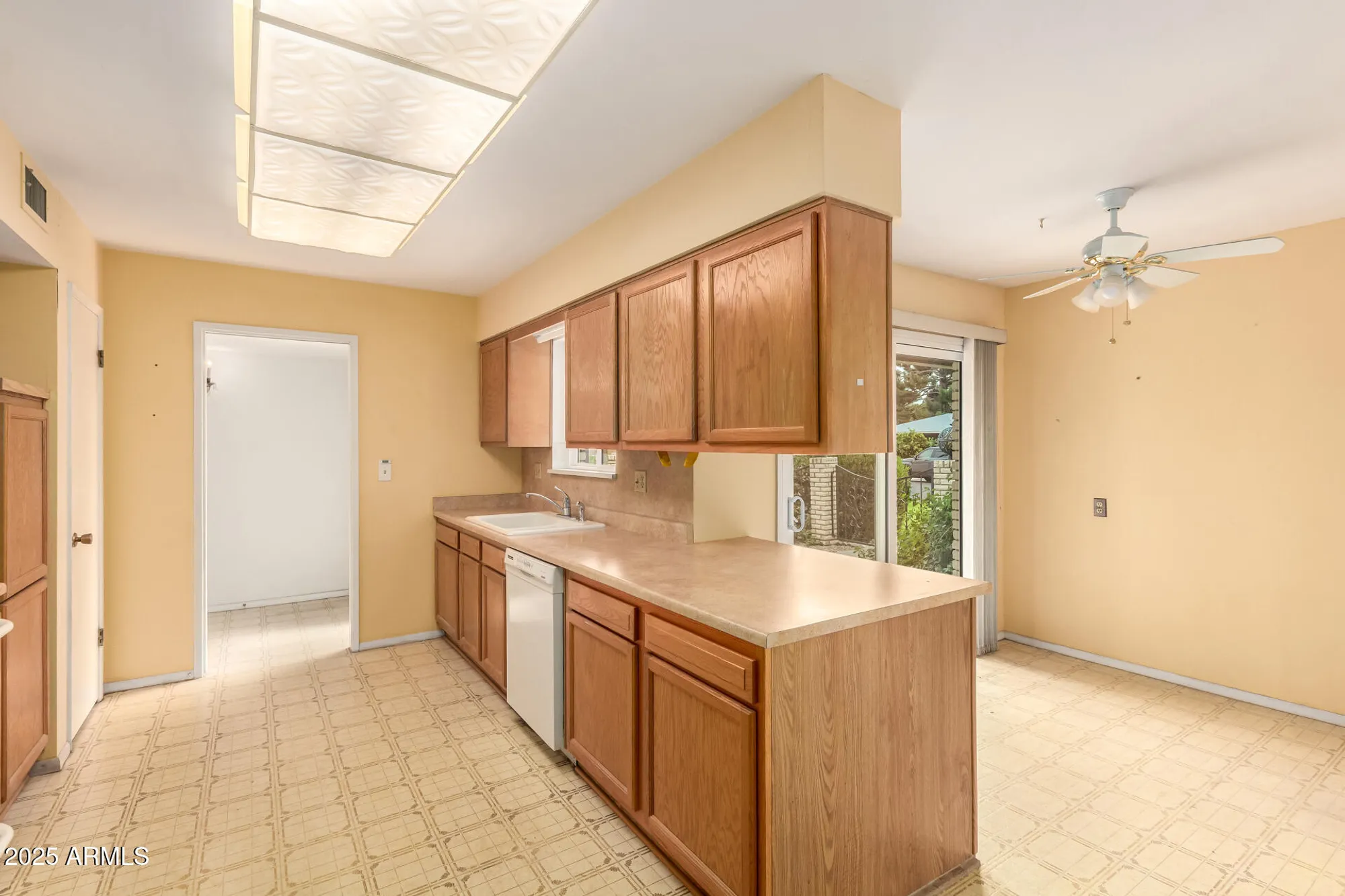 Property Slideshow image 10 of 32 | 10764 w cinnebar ave, Sun City, AZ, 85351