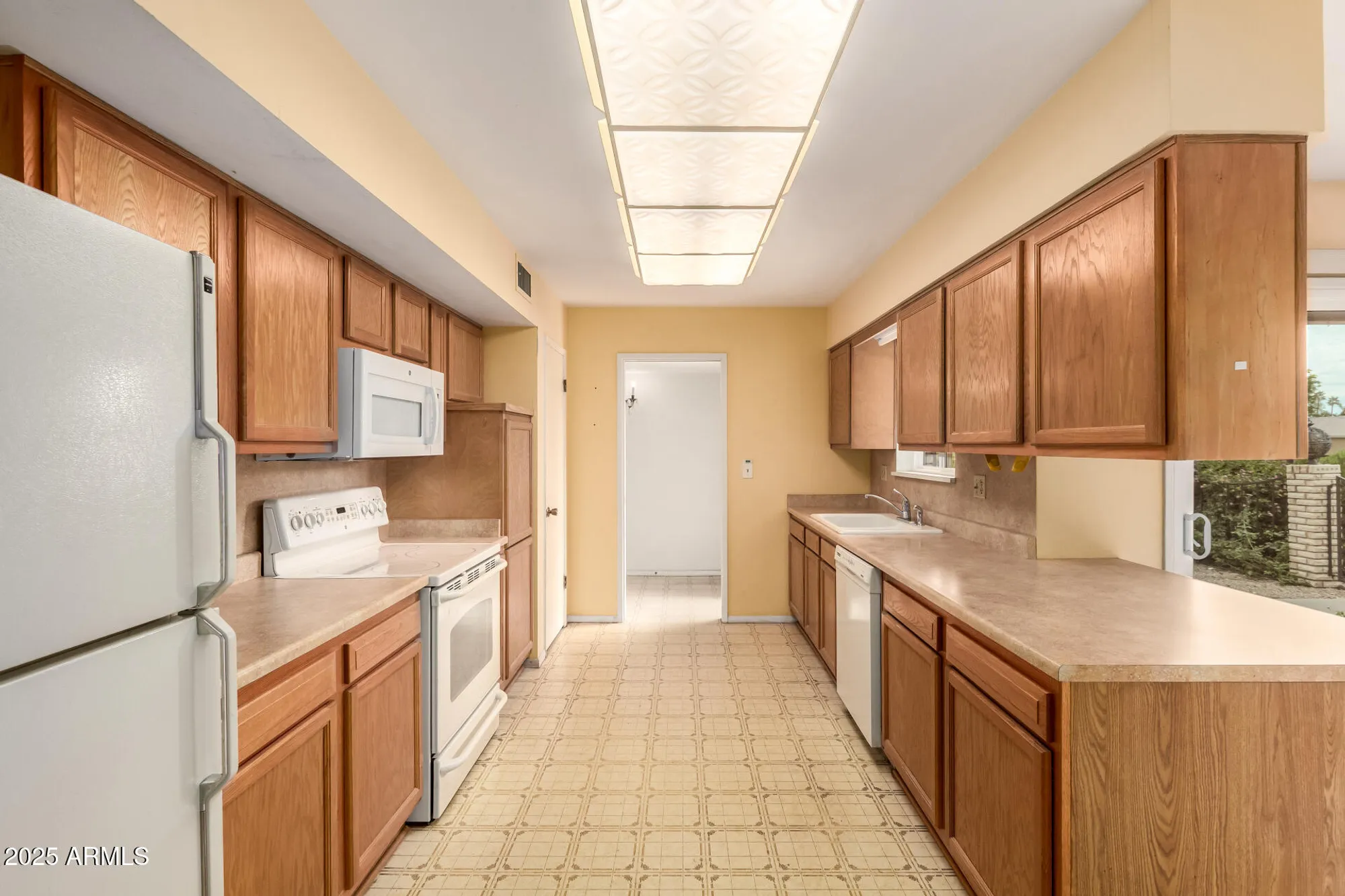 Property Slideshow image 13 of 32 | 10764 w cinnebar ave, Sun City, AZ, 85351