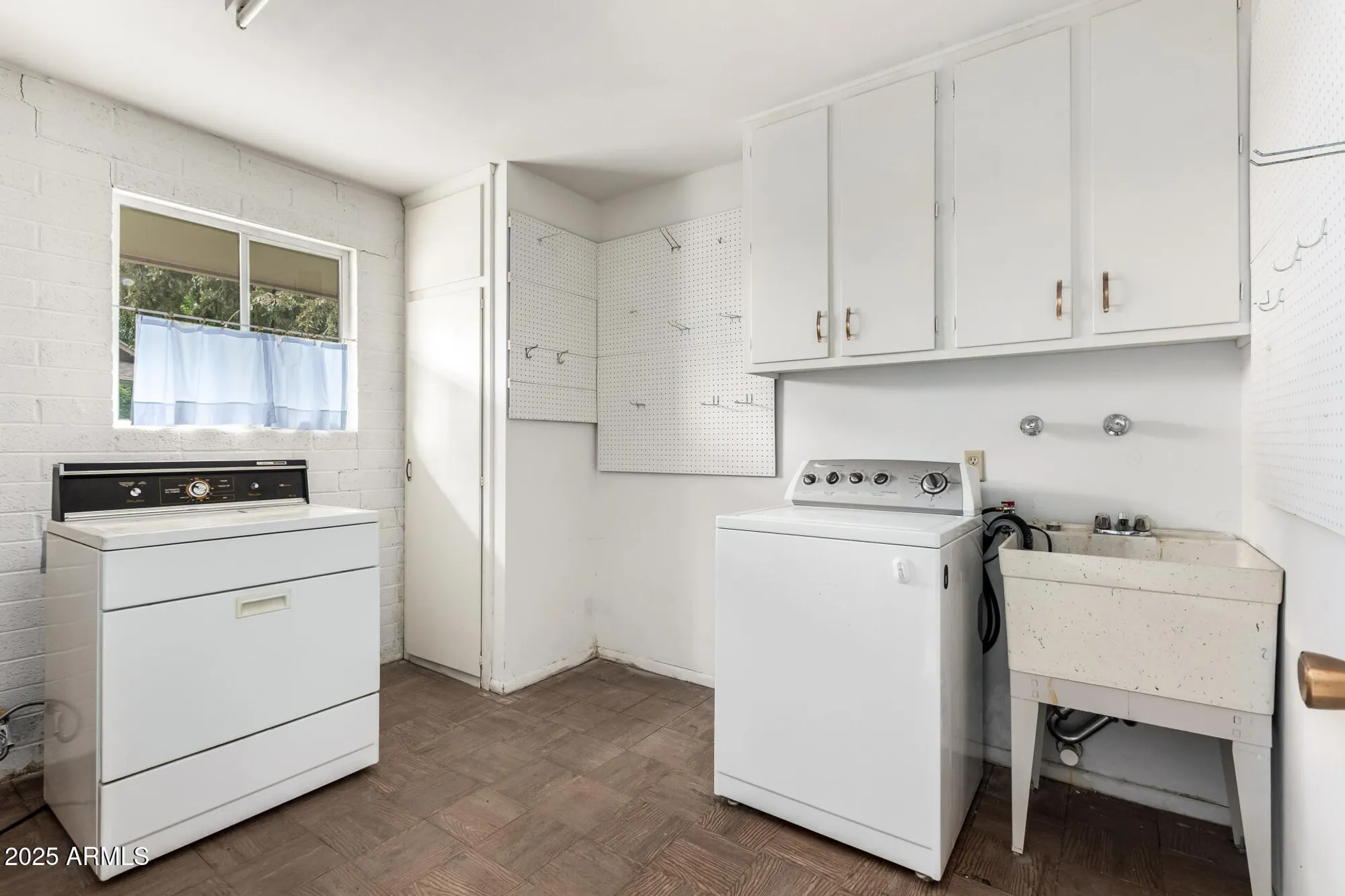 Property Slideshow image 25 of 32 | 10764 w cinnebar ave, Sun City, AZ, 85351