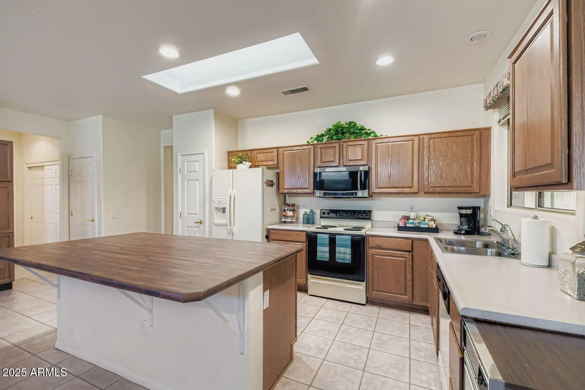 Property Slideshow image 10 of 35 | 16365 w monteverde ln, Surprise, AZ, 85374