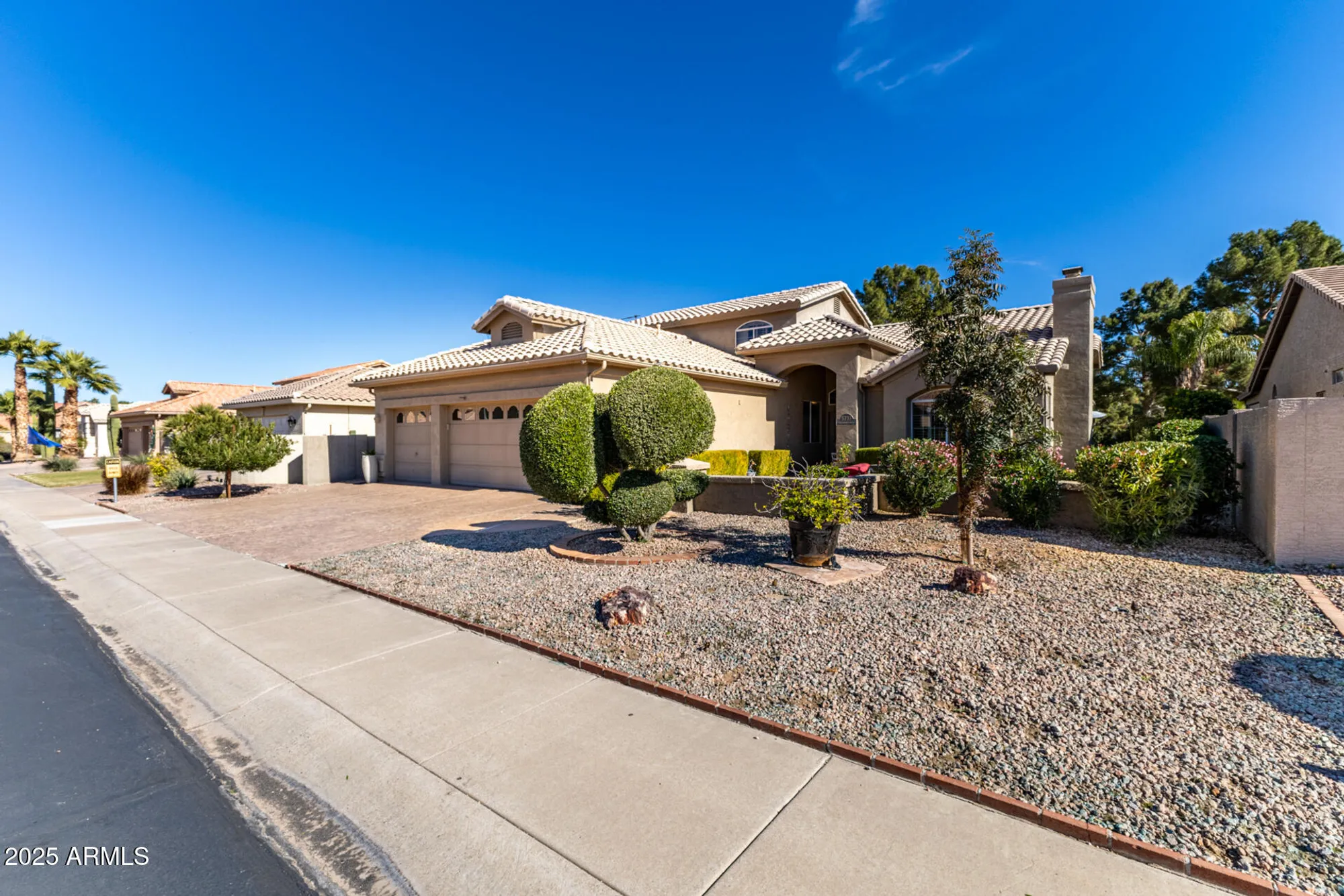 Property Slideshow image 5 of 68 | 5733 s amberwood dr, Chandler, AZ, 85248