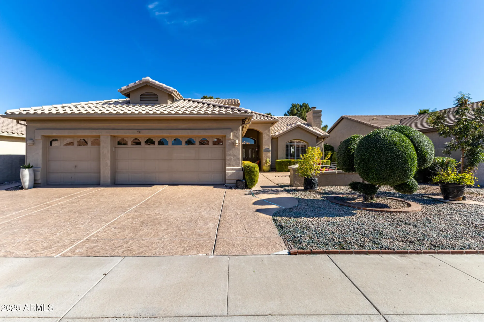 Property Slideshow image 2 of 68 | 5733 s amberwood dr, Chandler, AZ, 85248