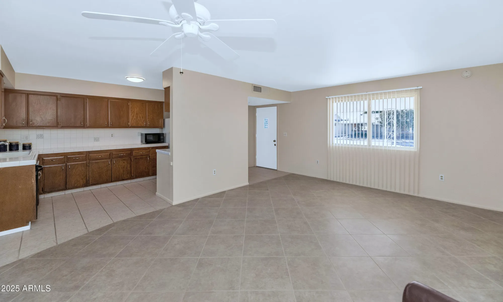 Property Slideshow image 8 of 33 | 10126 w desert hills dr, Sun City, AZ, 85351