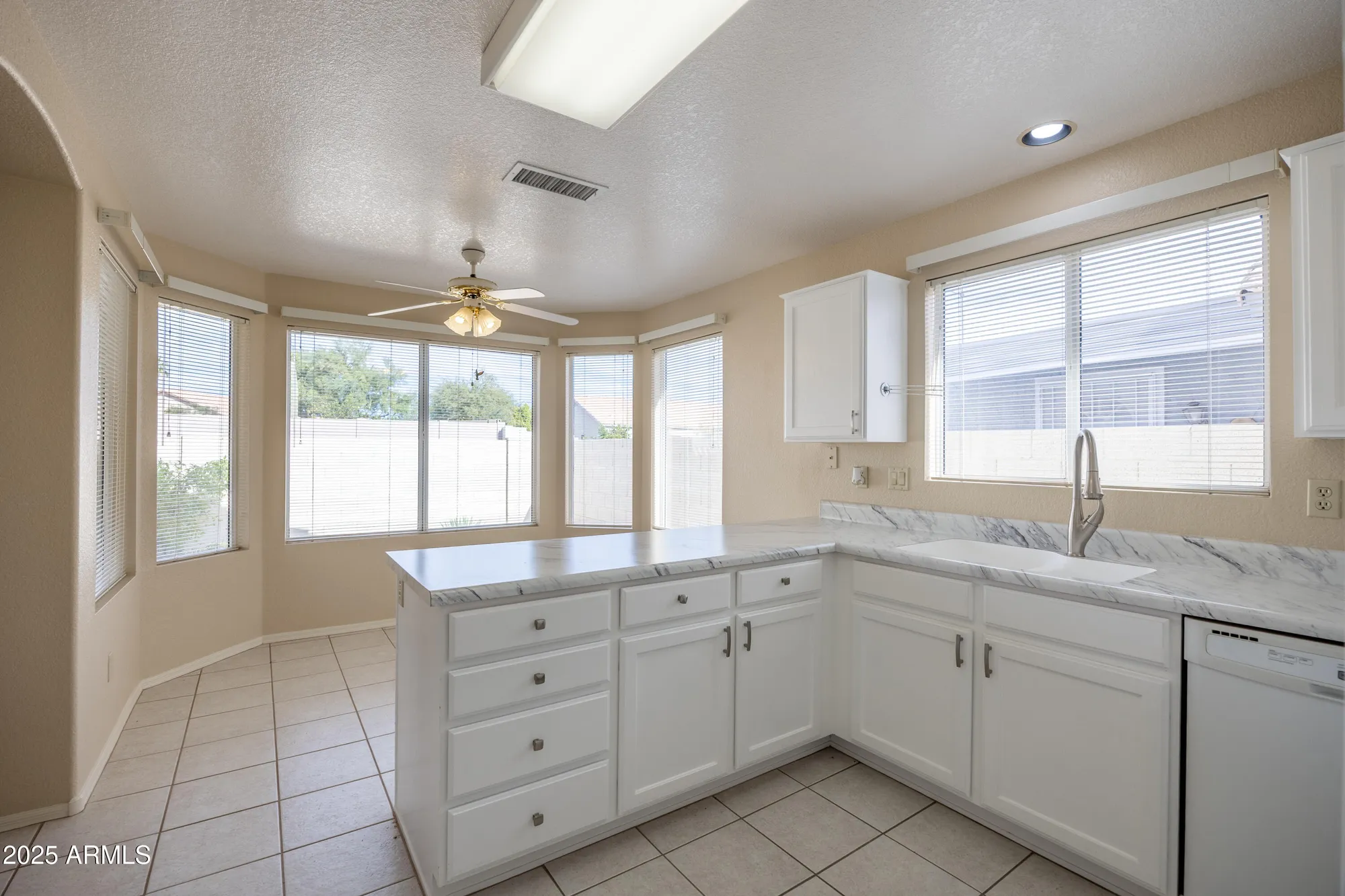 Property Slideshow image 4 of 23 | 10622 w mohawk ln, Peoria, AZ, 85382