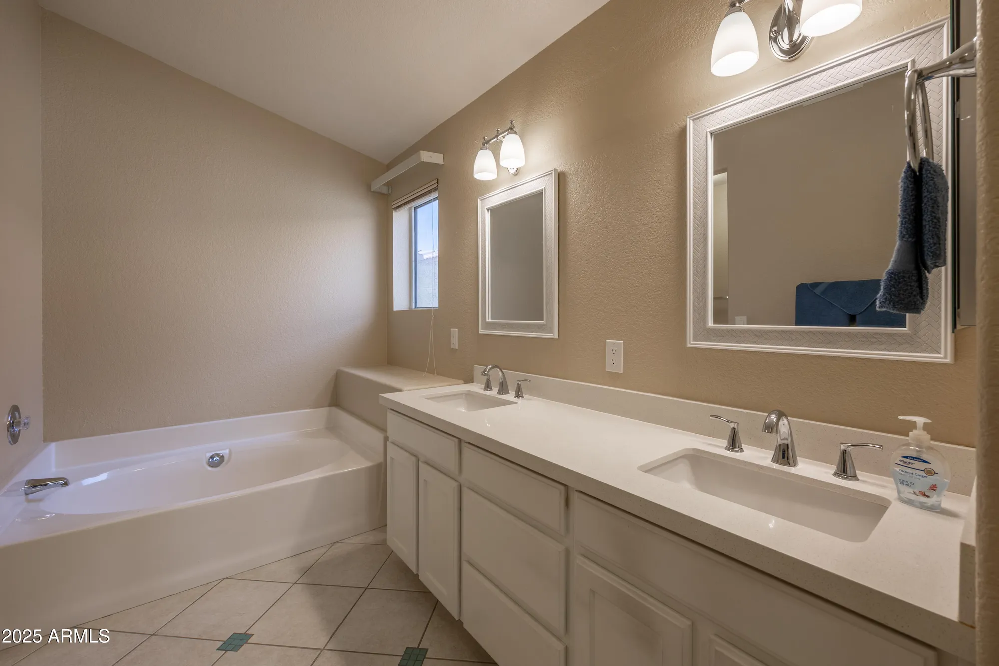 Property Slideshow image 14 of 23 | 10622 w mohawk ln, Peoria, AZ, 85382