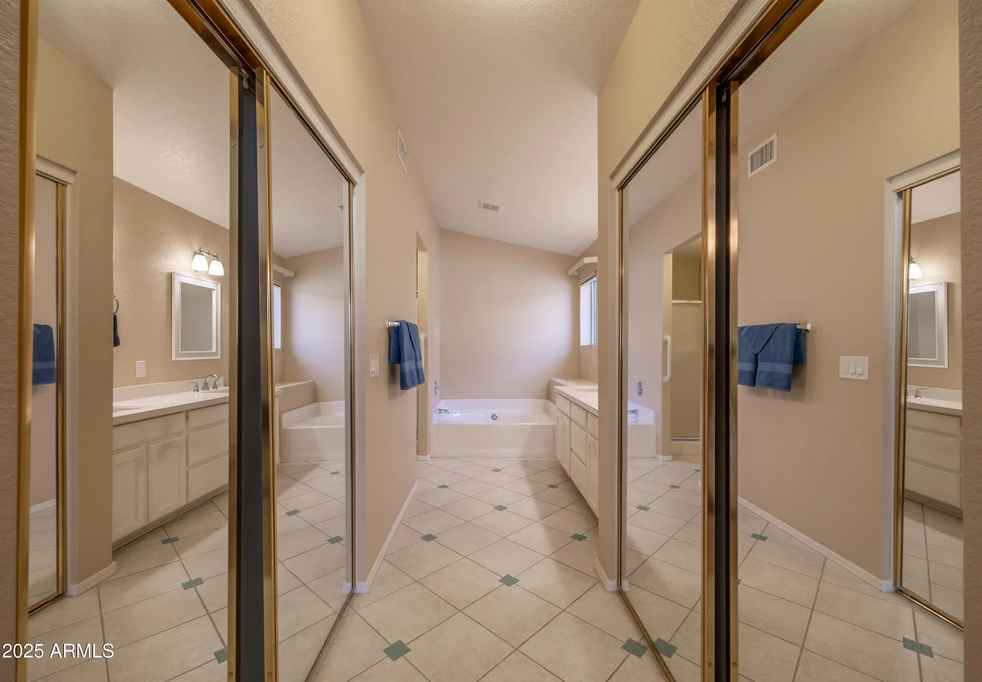 Property Slideshow image 13 of 23 | 10622 w mohawk ln, Peoria, AZ, 85382
