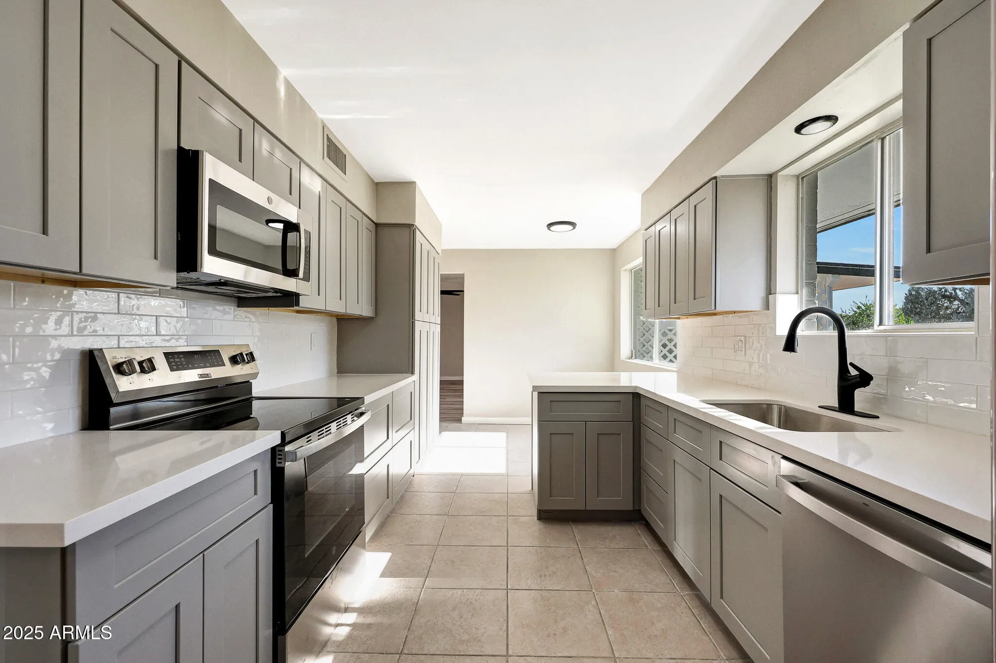 Property Slideshow image 3 of 52 | 10922 w el capitan cir, Sun City, AZ, 85351