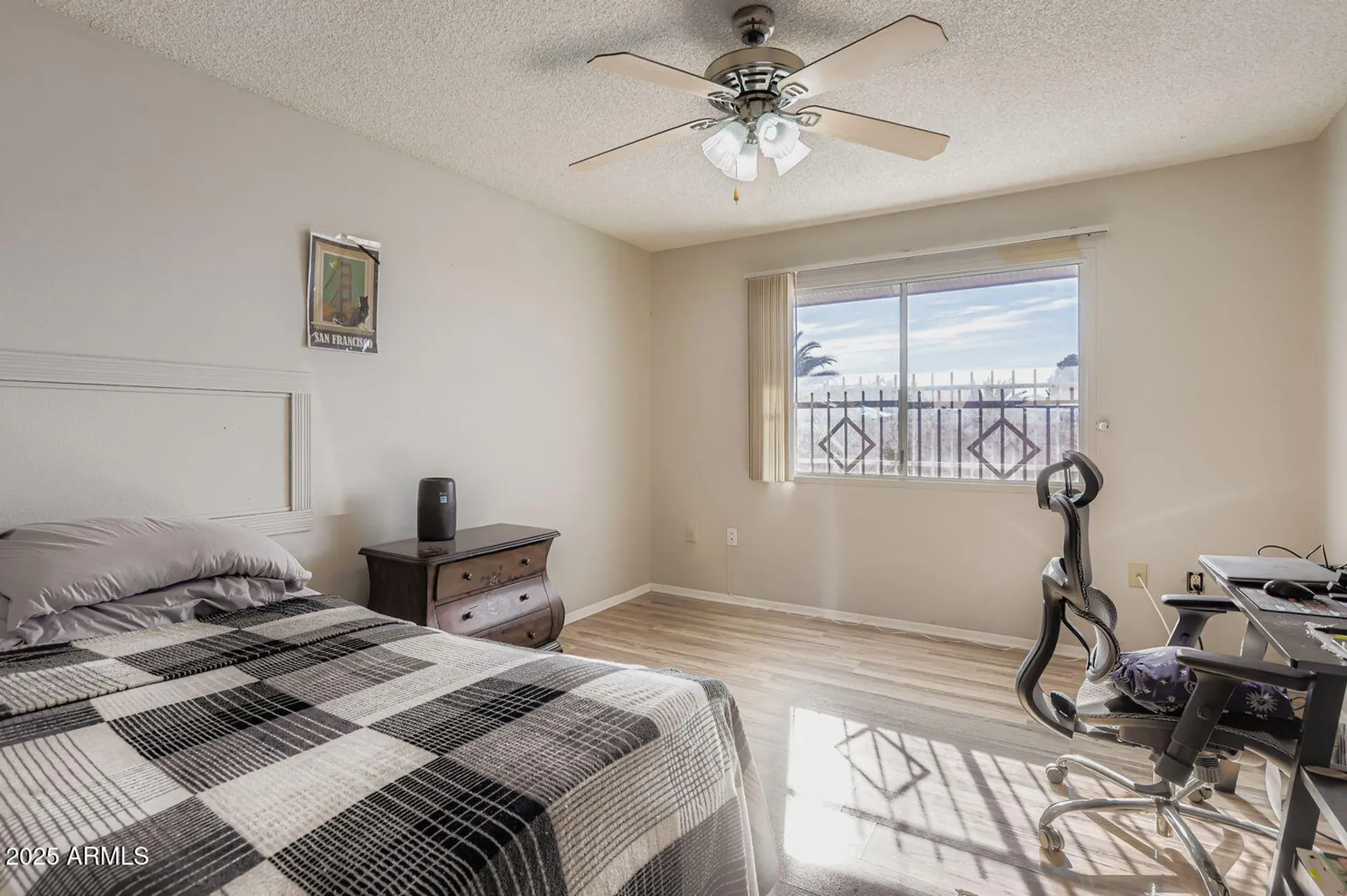 Property Slideshow image 14 of 21 | 20025 n willow creek cir, Sun City, AZ, 85373