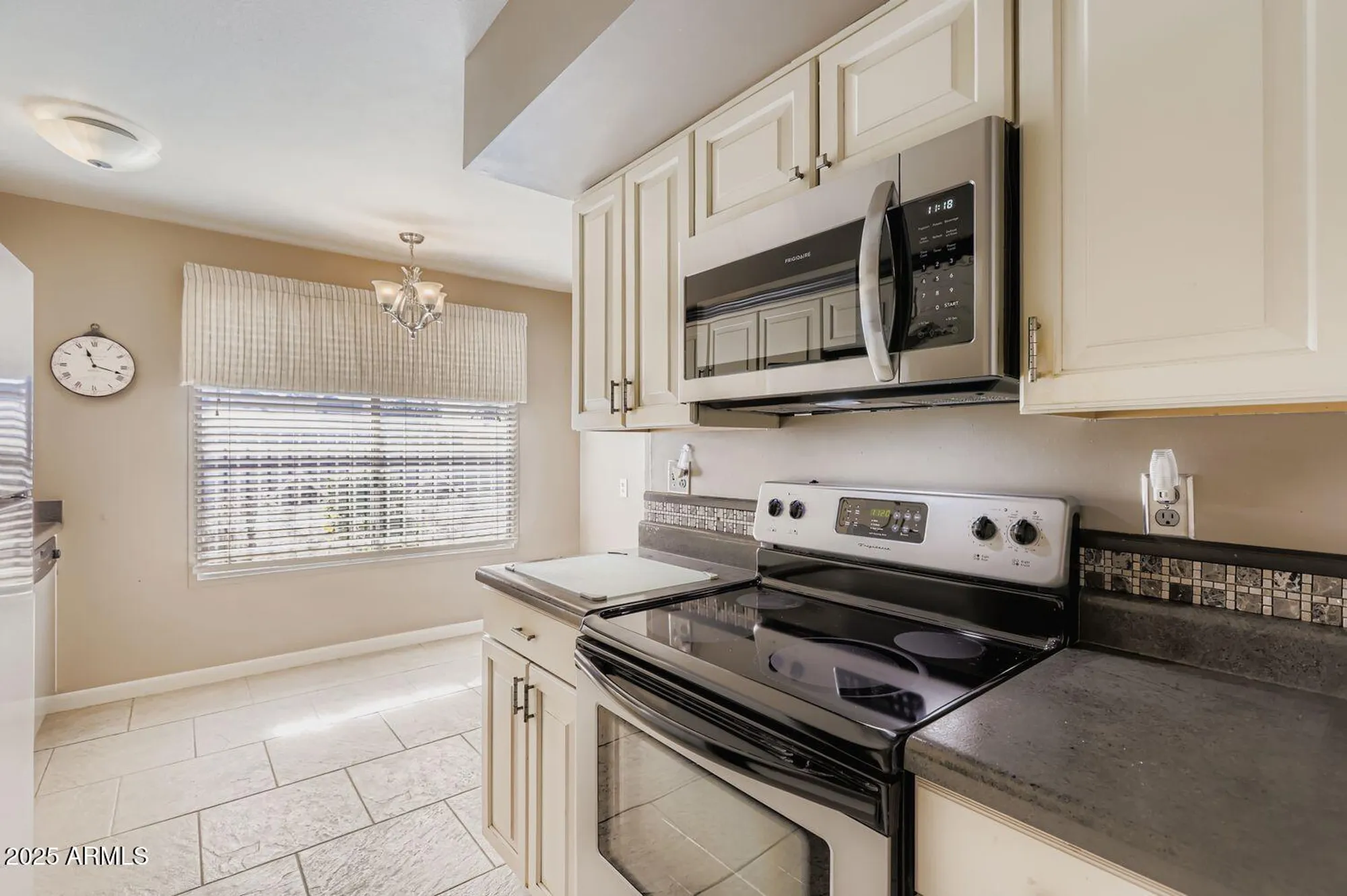 Property Slideshow image 7 of 21 | 20025 n willow creek cir, Sun City, AZ, 85373