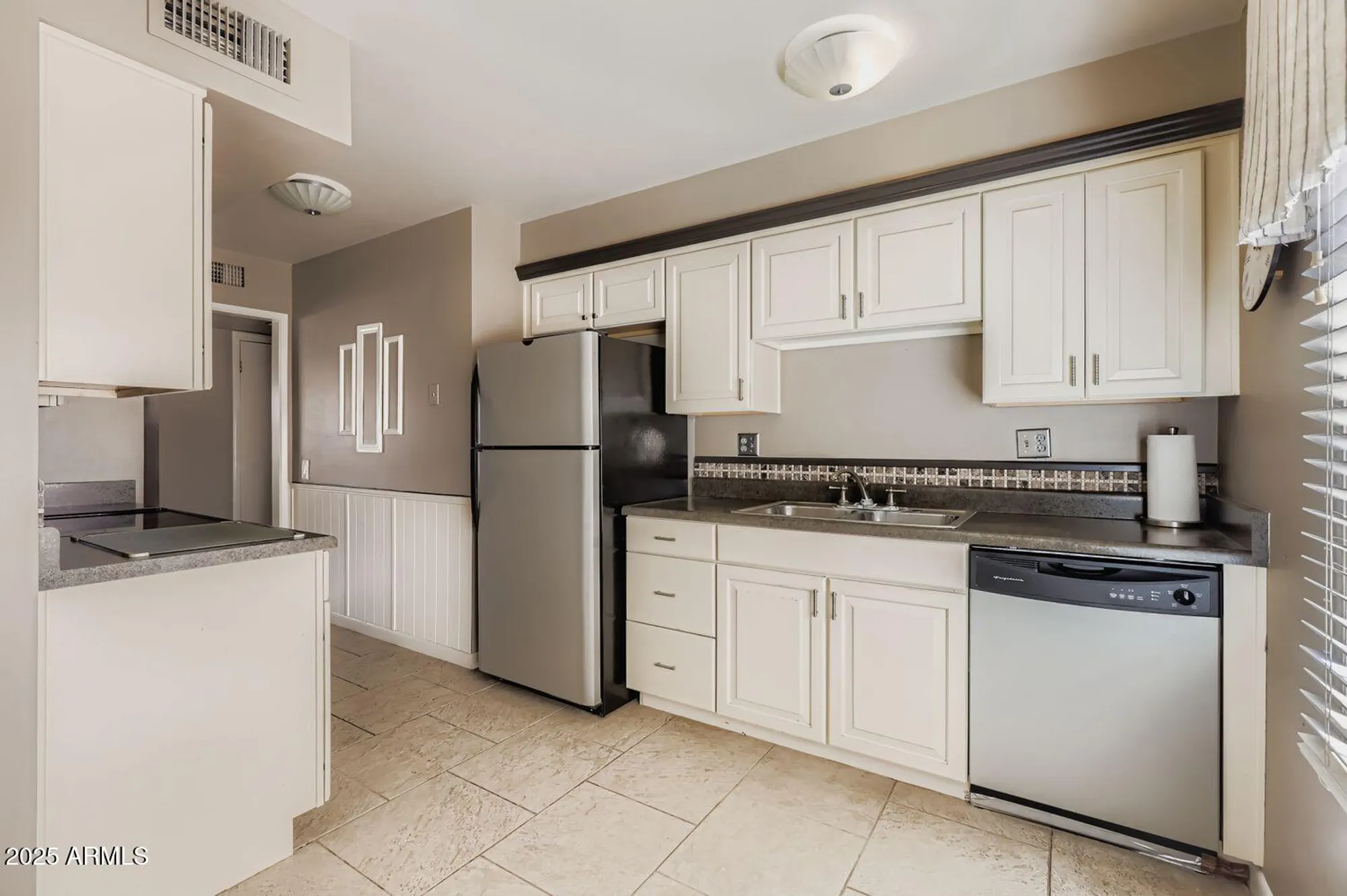 Property Slideshow image 8 of 21 | 20025 n willow creek cir, Sun City, AZ, 85373