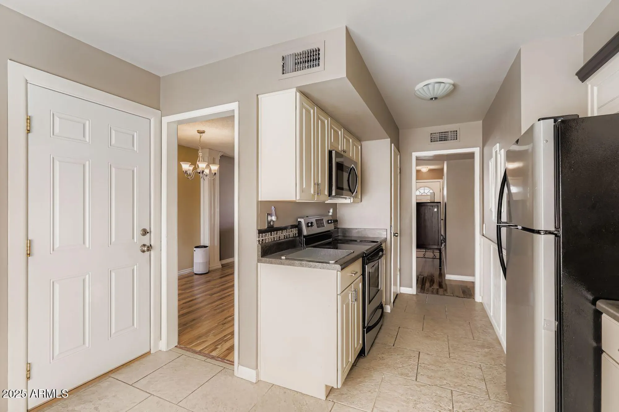 Property Slideshow image 10 of 21 | 20025 n willow creek cir, Sun City, AZ, 85373