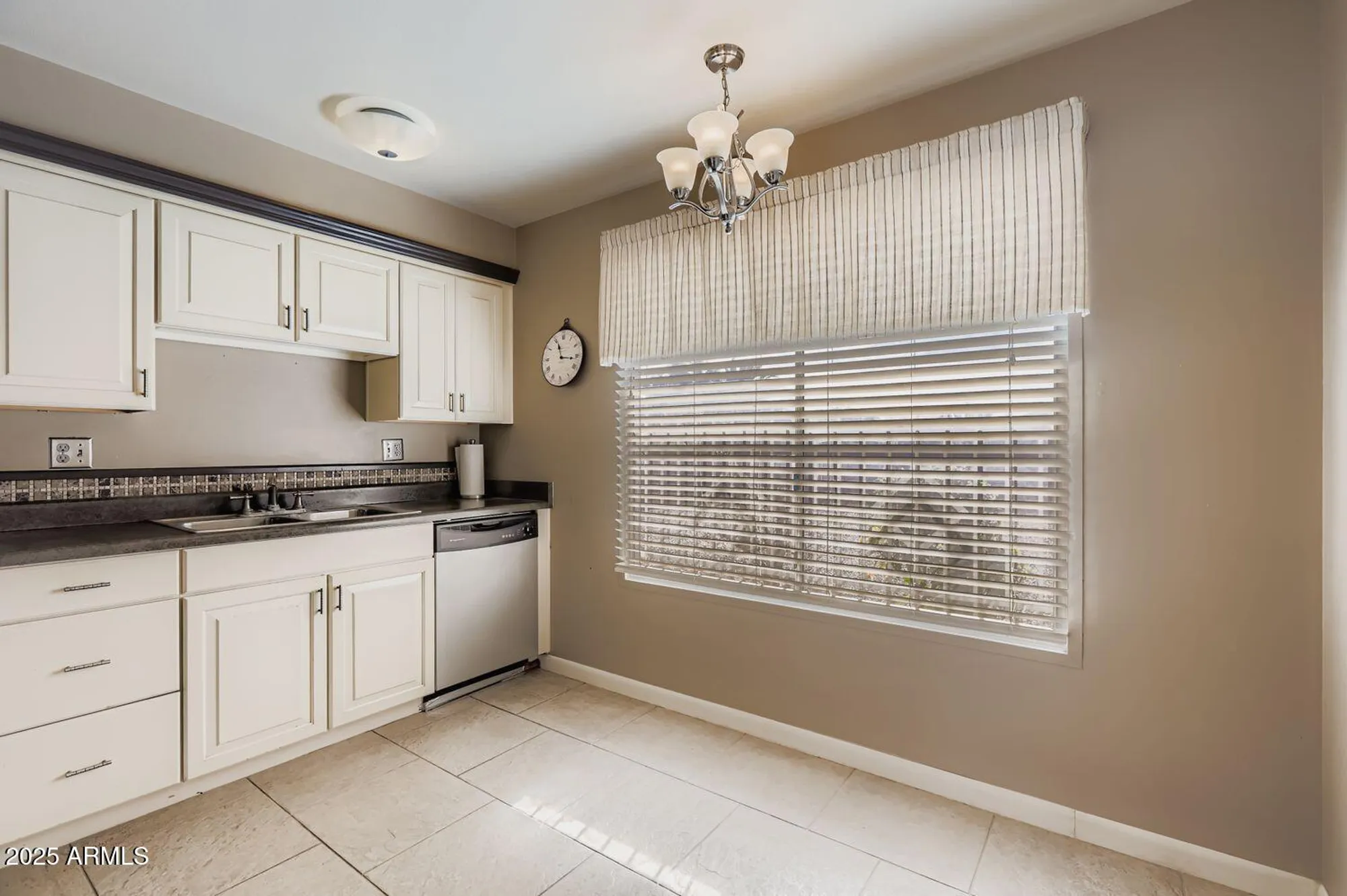 Property Slideshow image 9 of 21 | 20025 n willow creek cir, Sun City, AZ, 85373