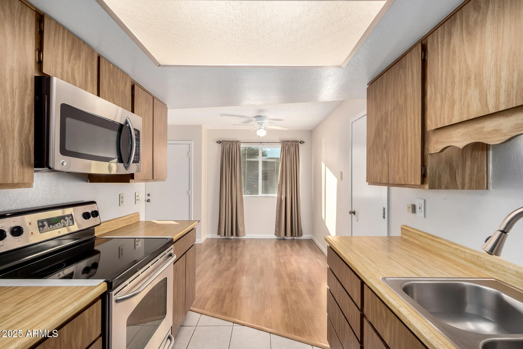 Property Slideshow image 10 of 27 | 9919 n 97th dr b, Peoria, AZ, 85345