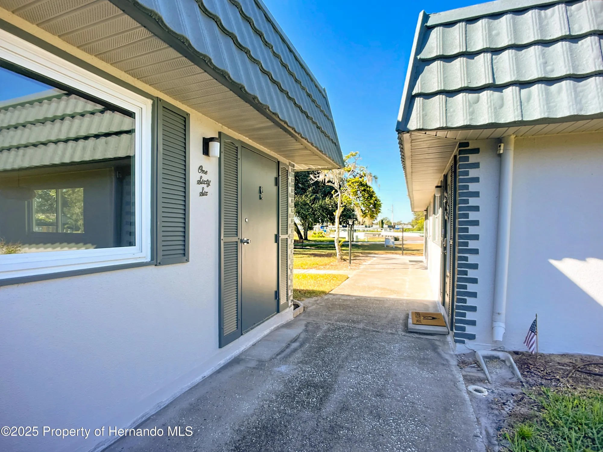 Property Slideshow image 1 of 37 | 1811 bedford ln, Sun City Center, FL, 33573
