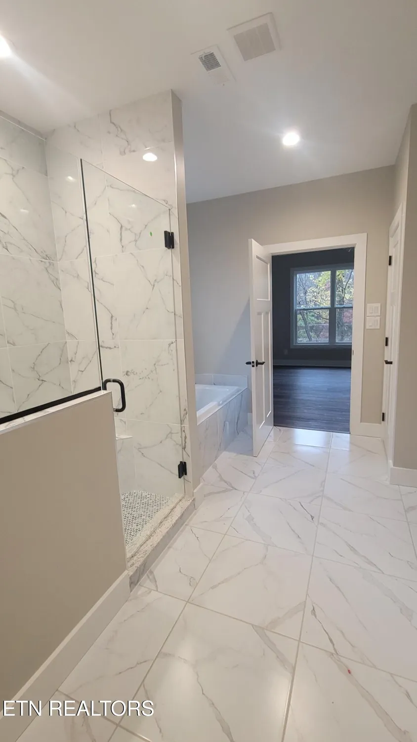 Property Slideshow image 13 of 19 | 216 chahyga cir, Loudon, TN, 37774