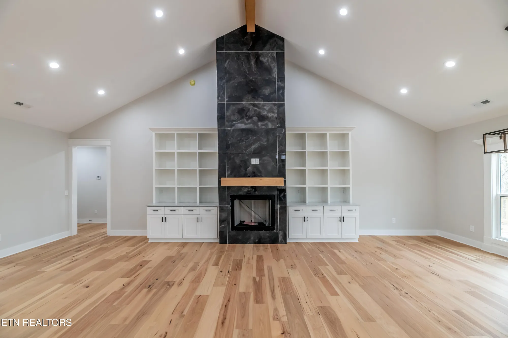 Property Slideshow image 5 of 49 | 328 nuhya ln, Loudon, TN, 37774