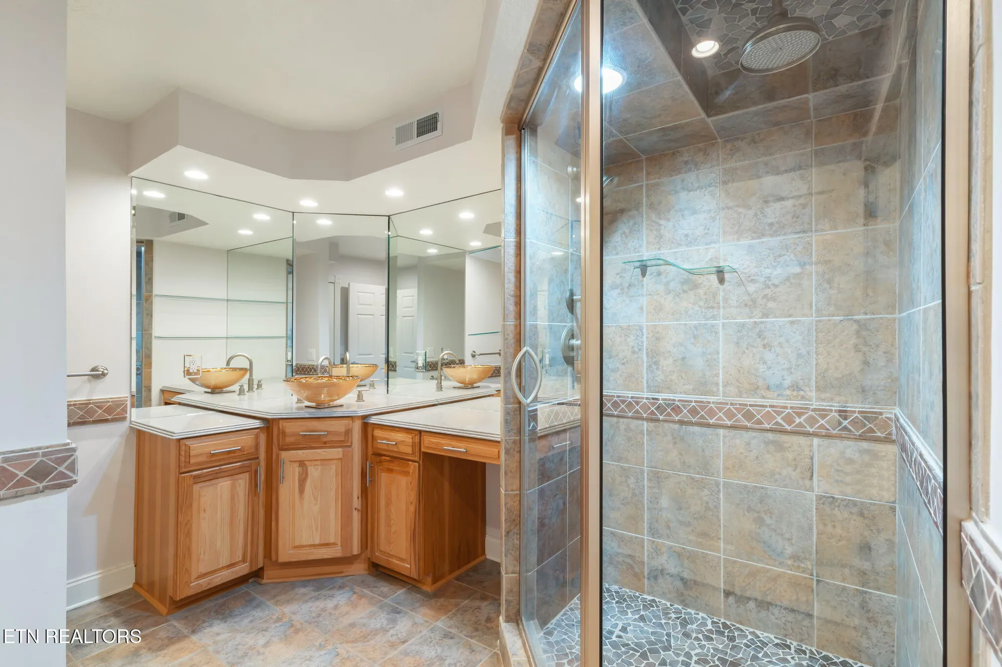 Property Slideshow image 39 of 59 | 141 inata cir, Loudon, TN, 37774