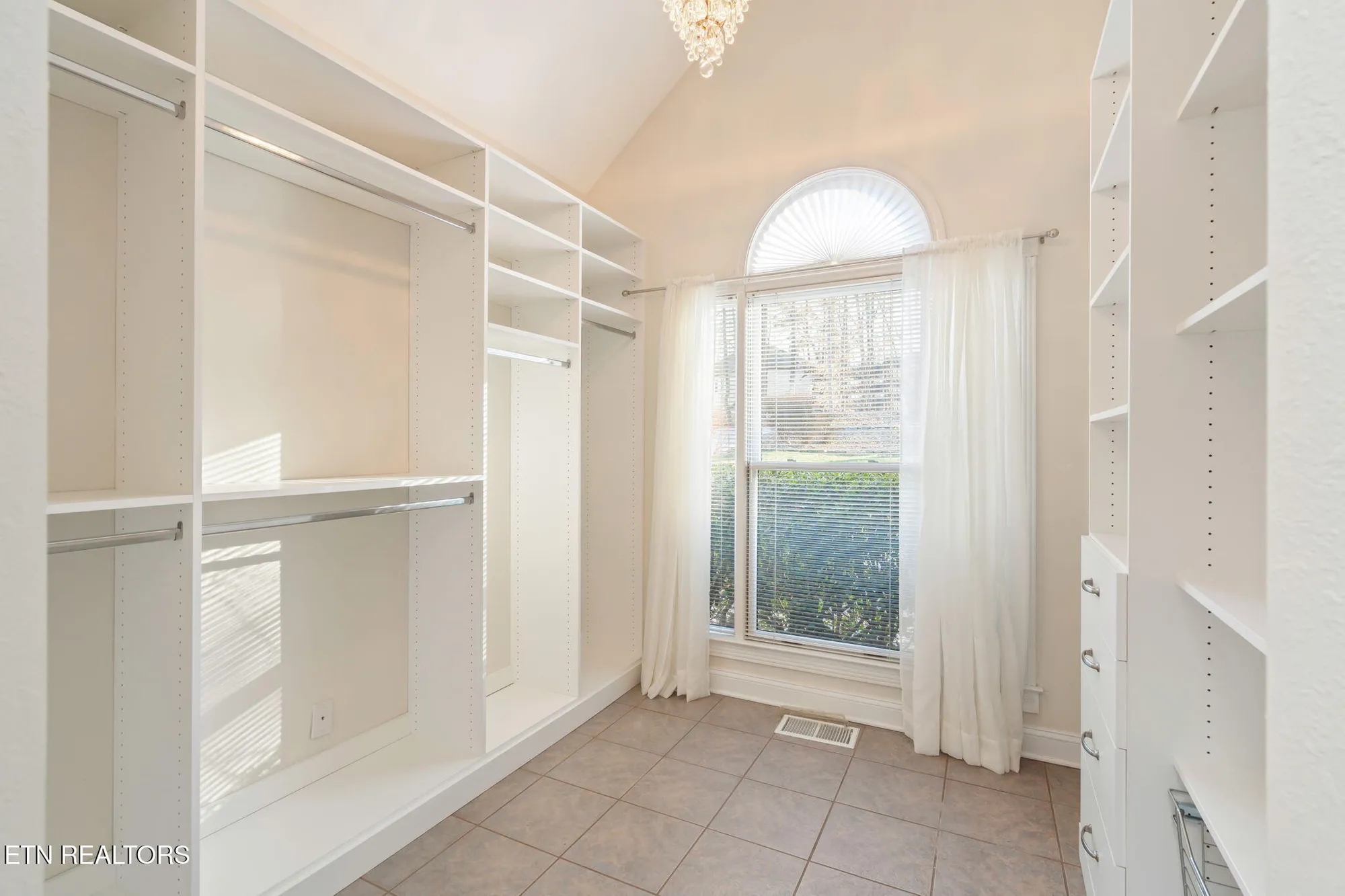 Property Slideshow image 25 of 59 | 141 inata cir, Loudon, TN, 37774