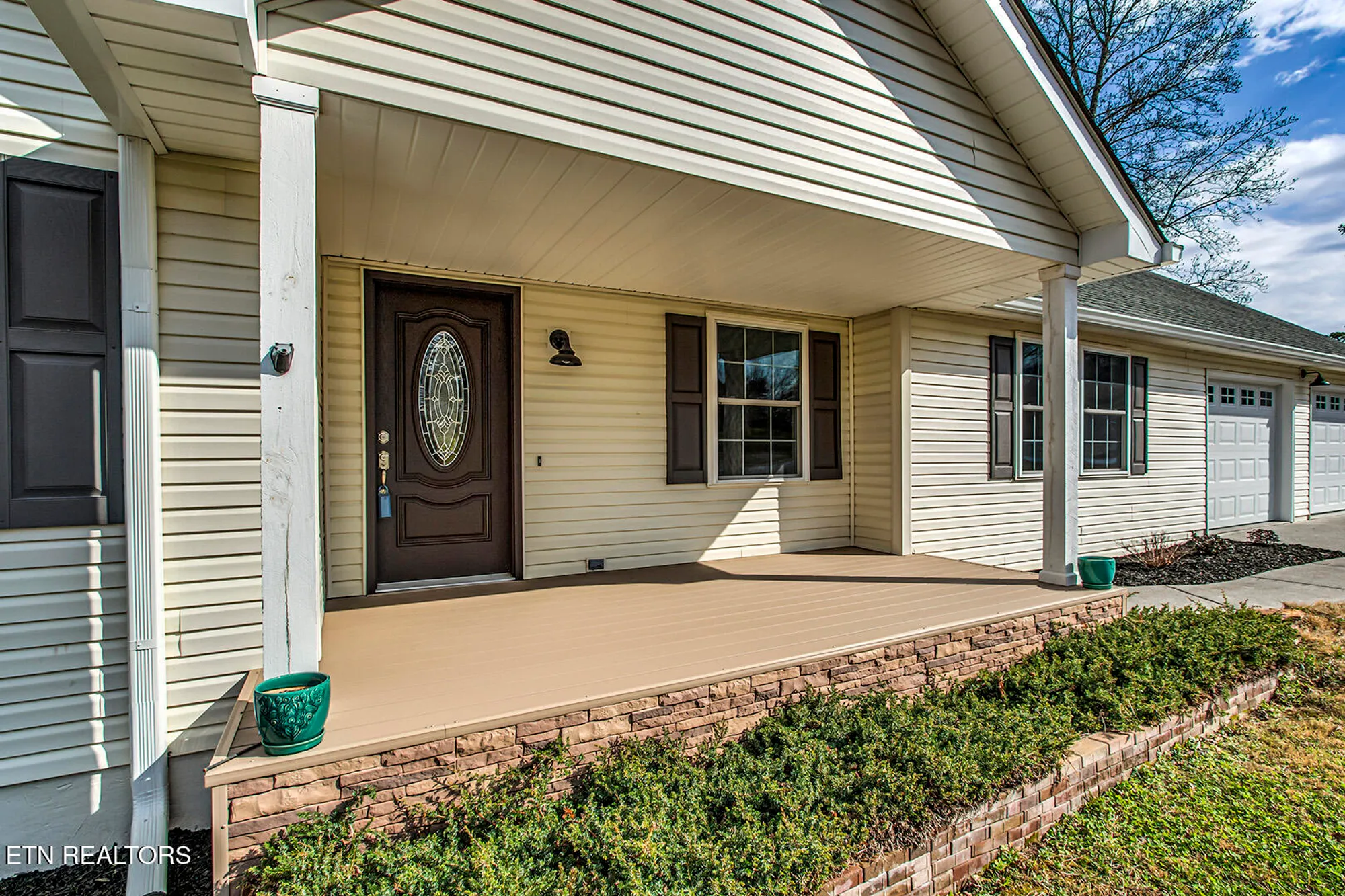 Property Slideshow image 3 of 50 | 301 uhdali pl, Loudon, TN, 37774