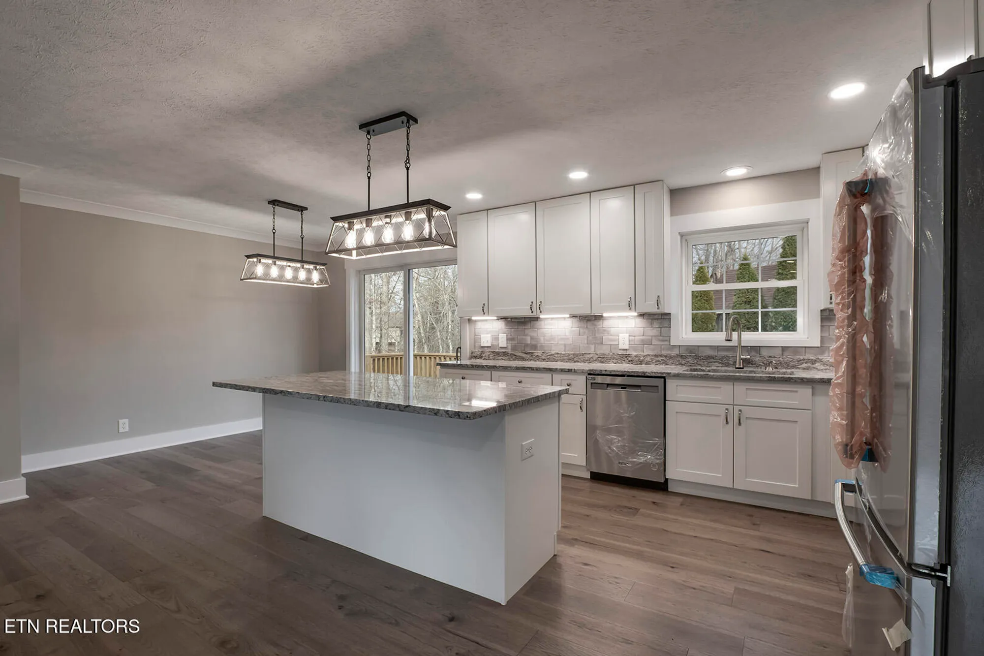 Property Slideshow image 6 of 50 | 301 uhdali pl, Loudon, TN, 37774