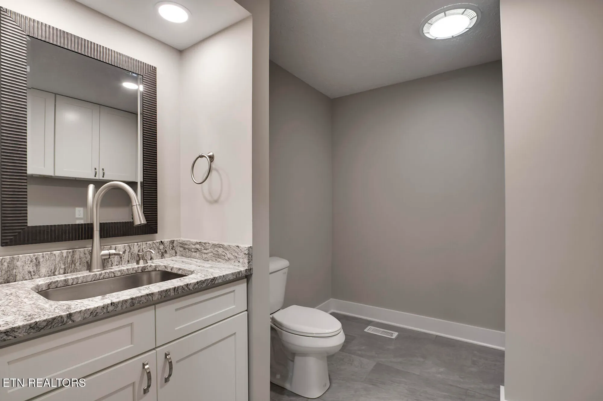 Property Slideshow image 21 of 50 | 301 uhdali pl, Loudon, TN, 37774