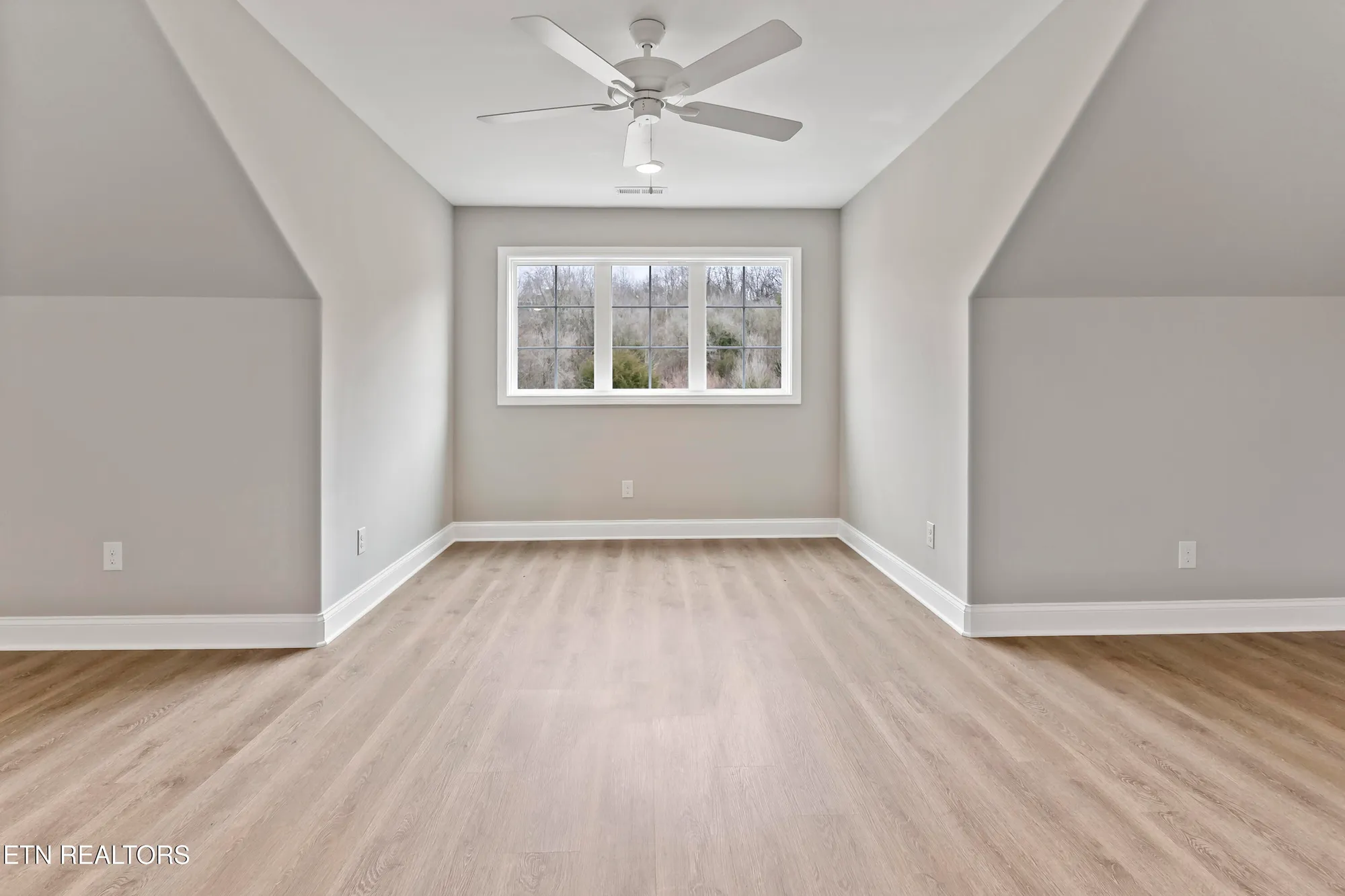 Property Slideshow image 29 of 44 | 150 cherry blossom ct, Lenoir City, TN, 37772