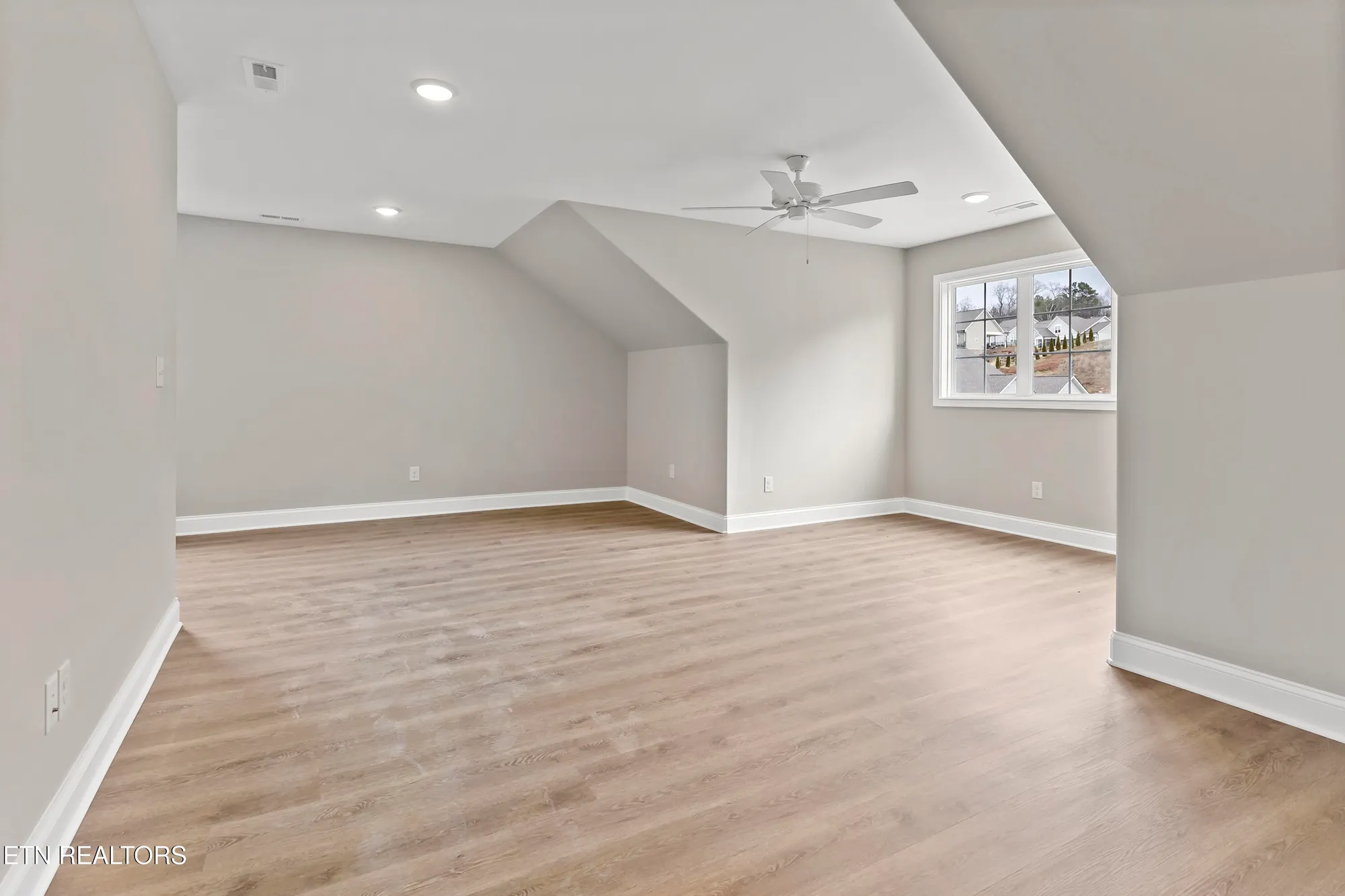 Property Slideshow image 30 of 44 | 150 cherry blossom ct, Lenoir City, TN, 37772