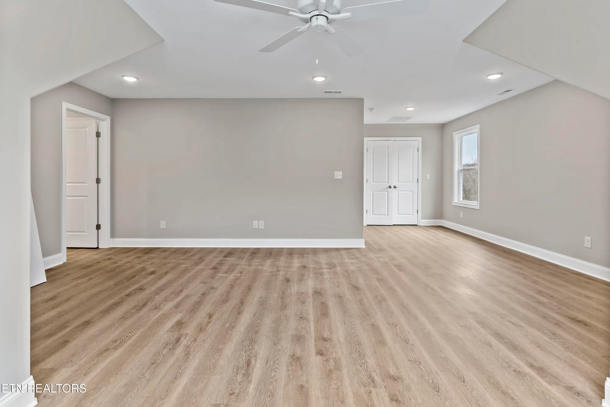 Property Slideshow image 31 of 44 | 150 cherry blossom ct, Lenoir City, TN, 37772