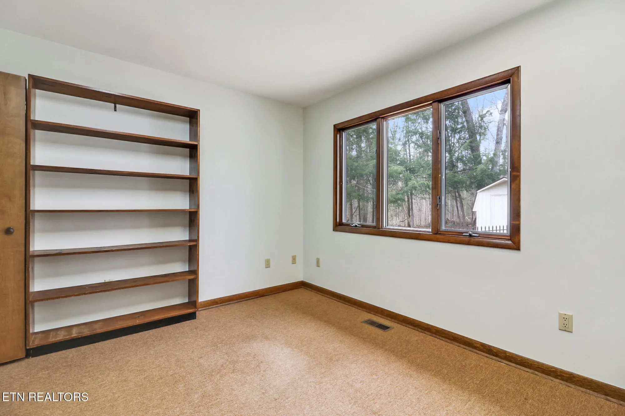 Property Slideshow image 21 of 50 | 12 black oak cir, Crossville, TN, 38558