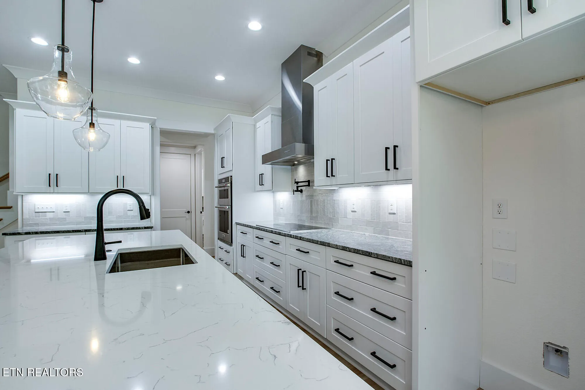 Property Slideshow image 13 of 41 | 306 uhdali pl, Loudon, TN, 37774