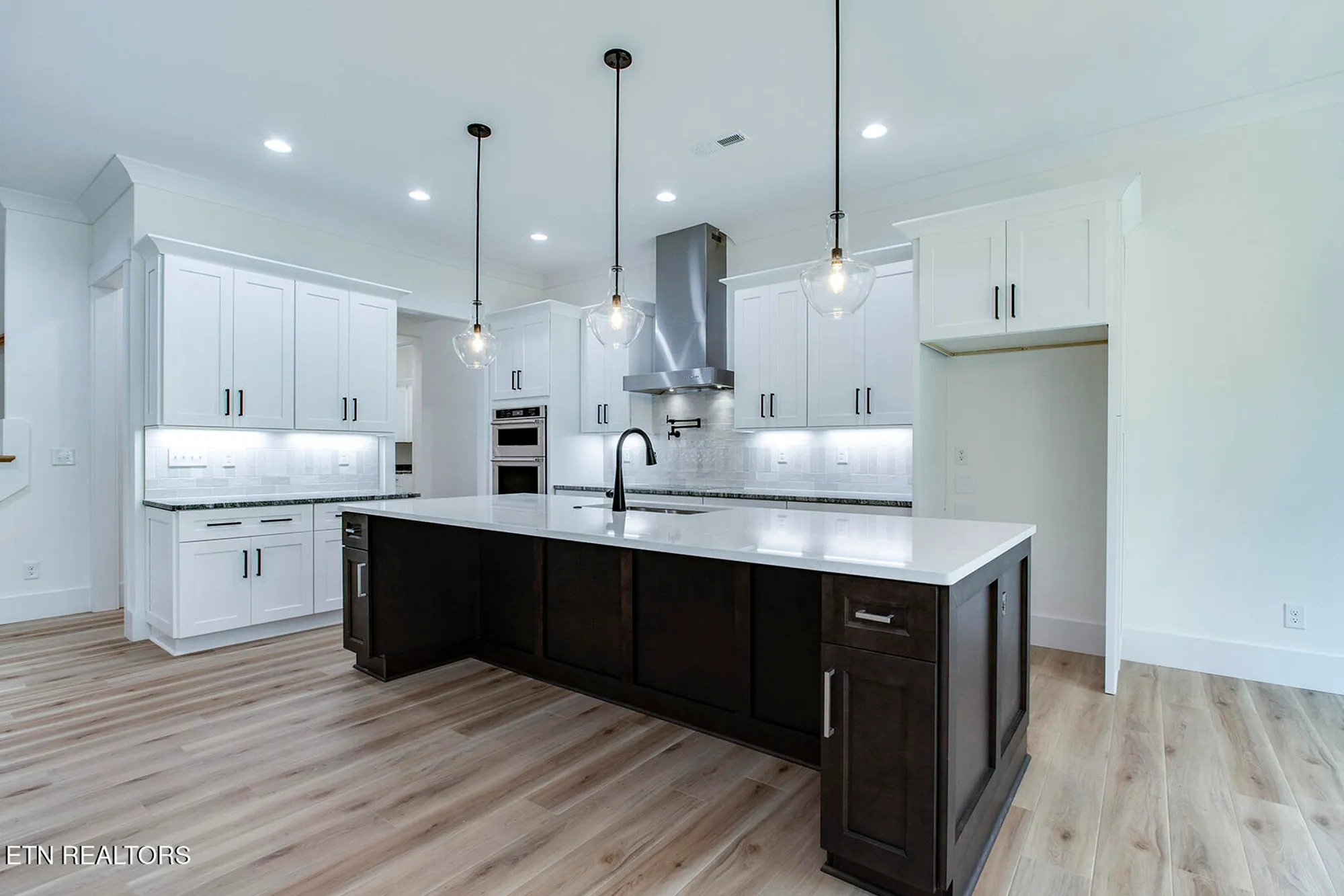 Property Slideshow image 19 of 41 | 306 uhdali pl, Loudon, TN, 37774