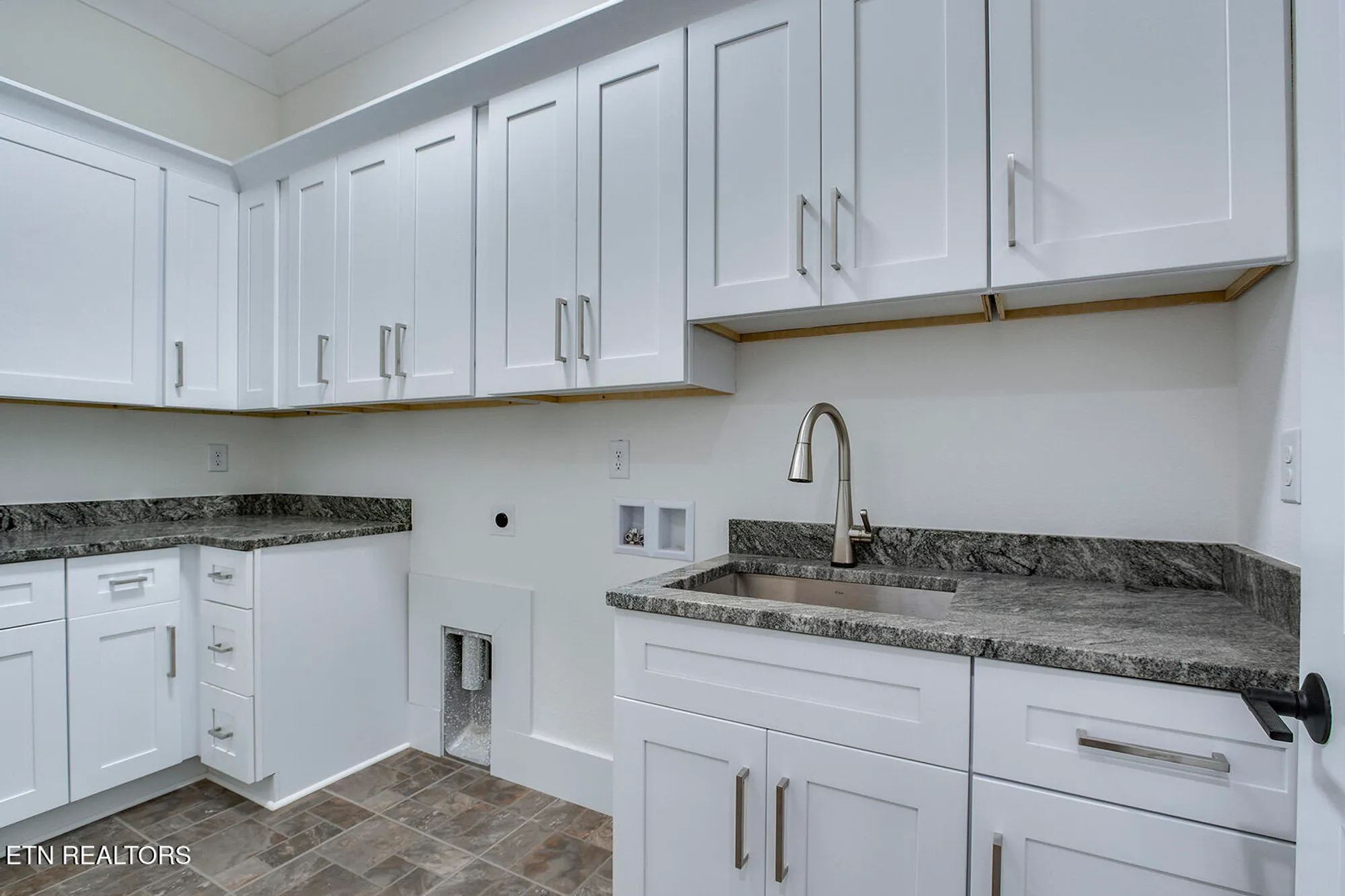 Property Slideshow image 21 of 41 | 306 uhdali pl, Loudon, TN, 37774