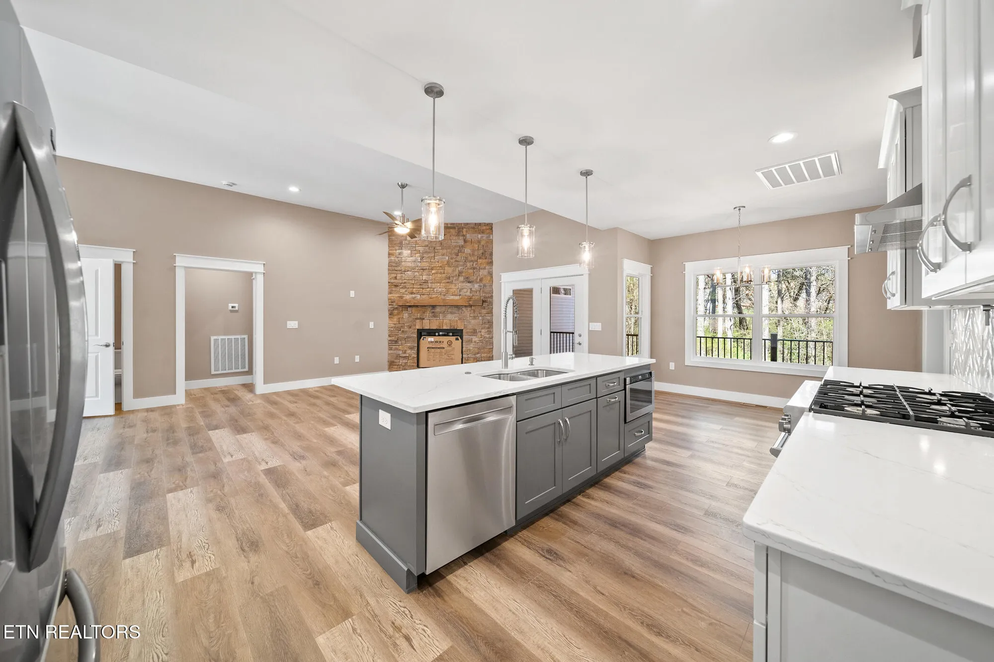 Property Slideshow image 6 of 42 | 214 cheeyo trce, Loudon, TN, 37774