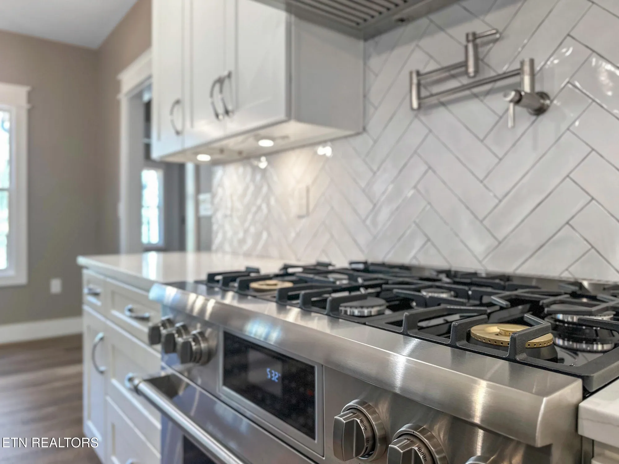 Property Slideshow image 10 of 42 | 214 cheeyo trce, Loudon, TN, 37774