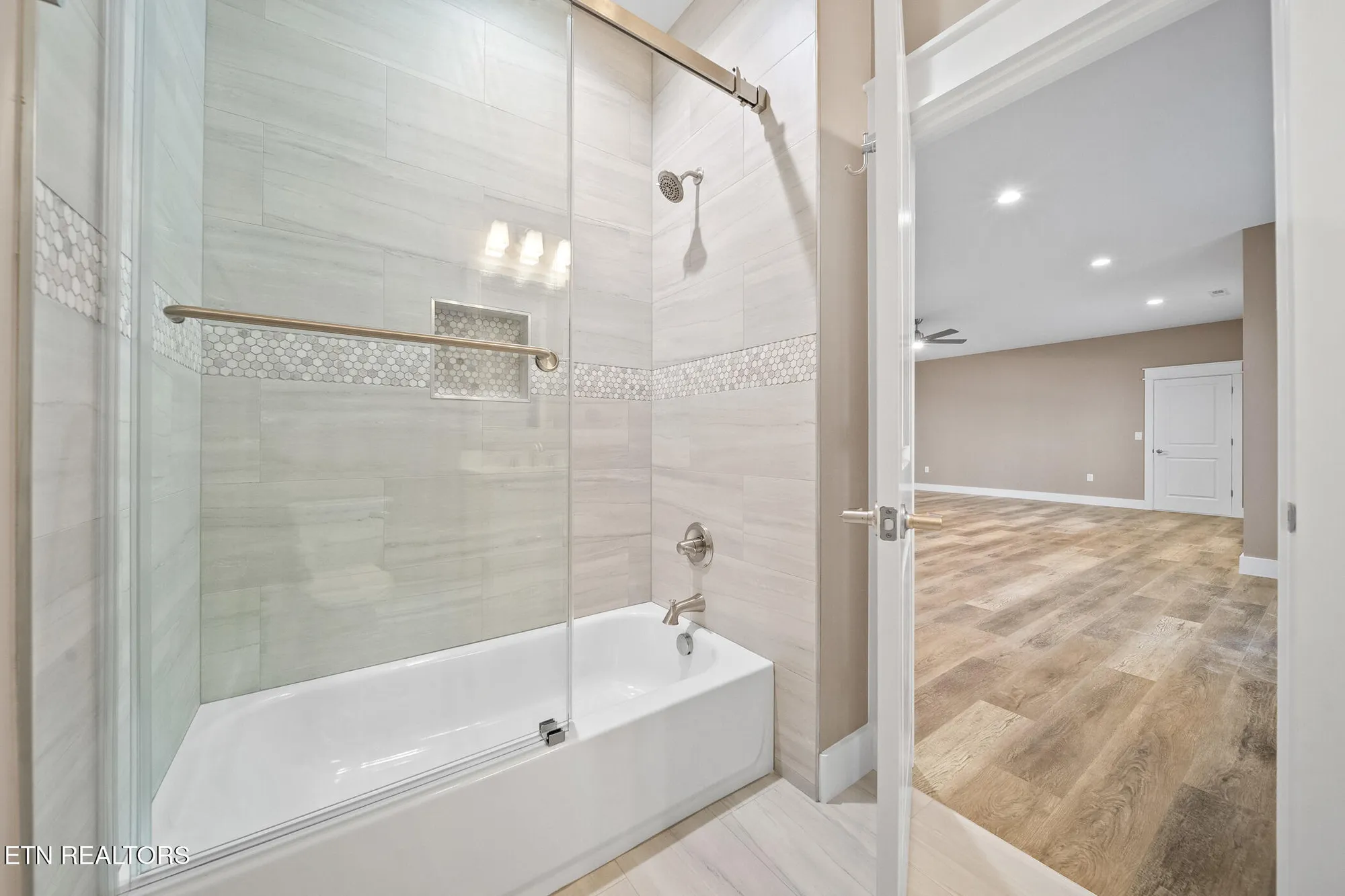 Property Slideshow image 19 of 42 | 214 cheeyo trce, Loudon, TN, 37774