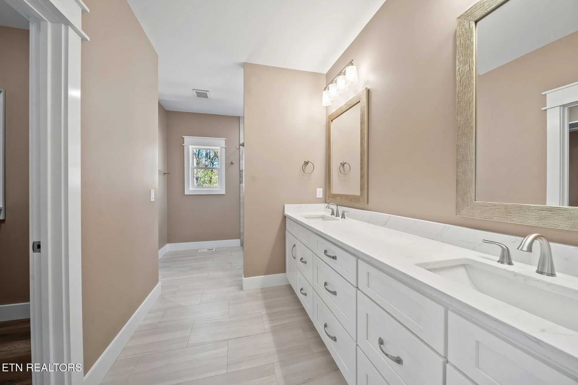 Property Slideshow image 13 of 42 | 214 cheeyo trce, Loudon, TN, 37774